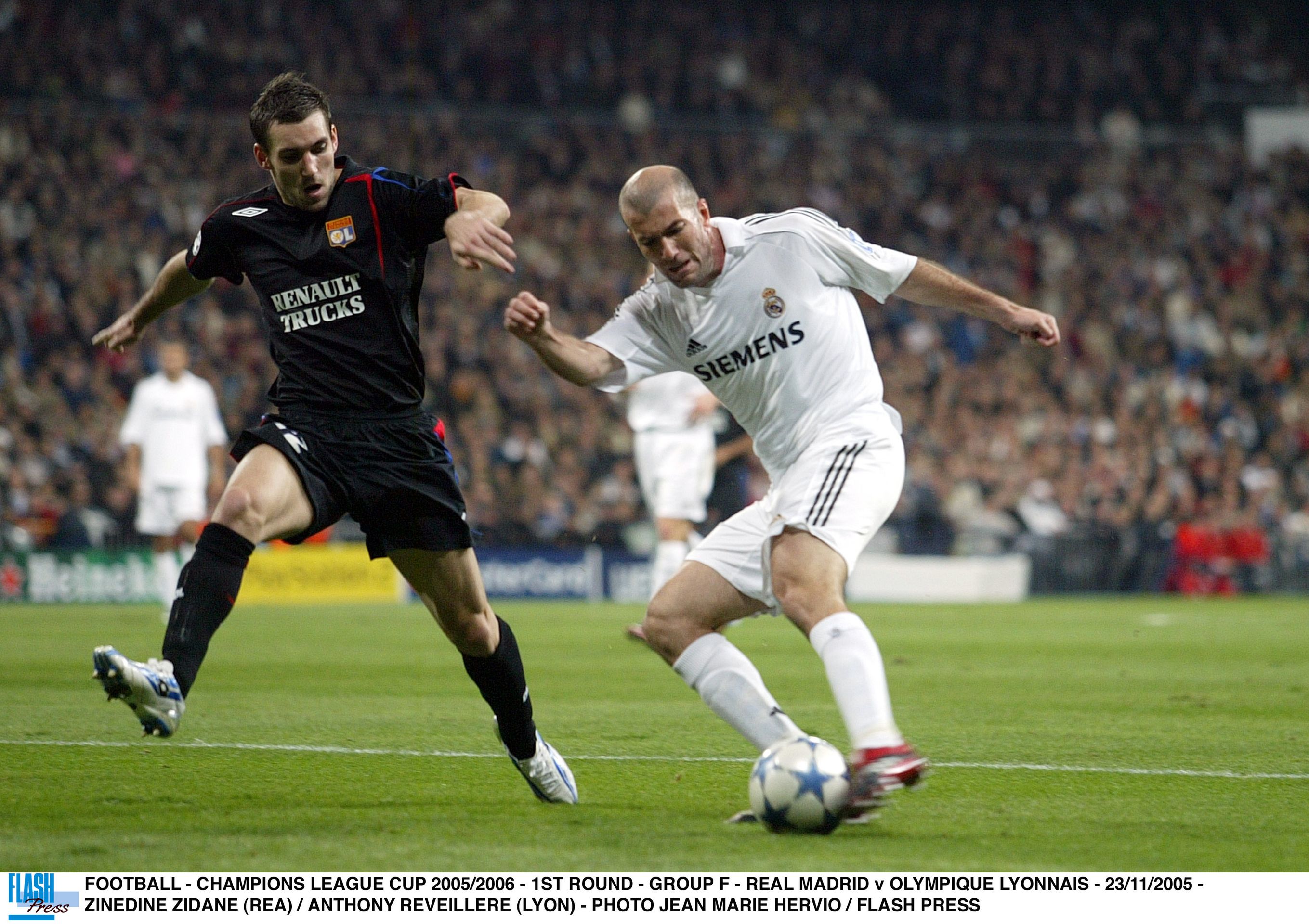 GALERIE: Zinedine Zidane - 7 - GALERIE: Zinedine Zidane - socha hlavičky (6/13)
