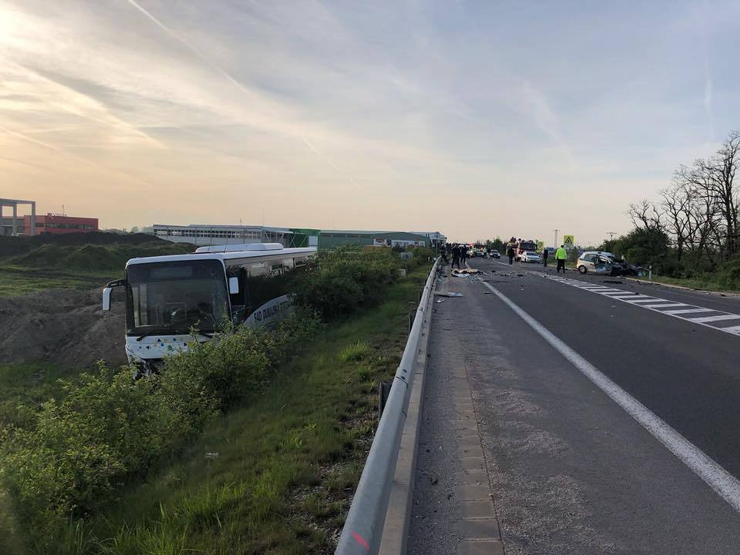 Nehoda policejního vozu a autobusu v Galantě - 1 - GALERIE: Nehoda u slovenské Galanty (1/3)