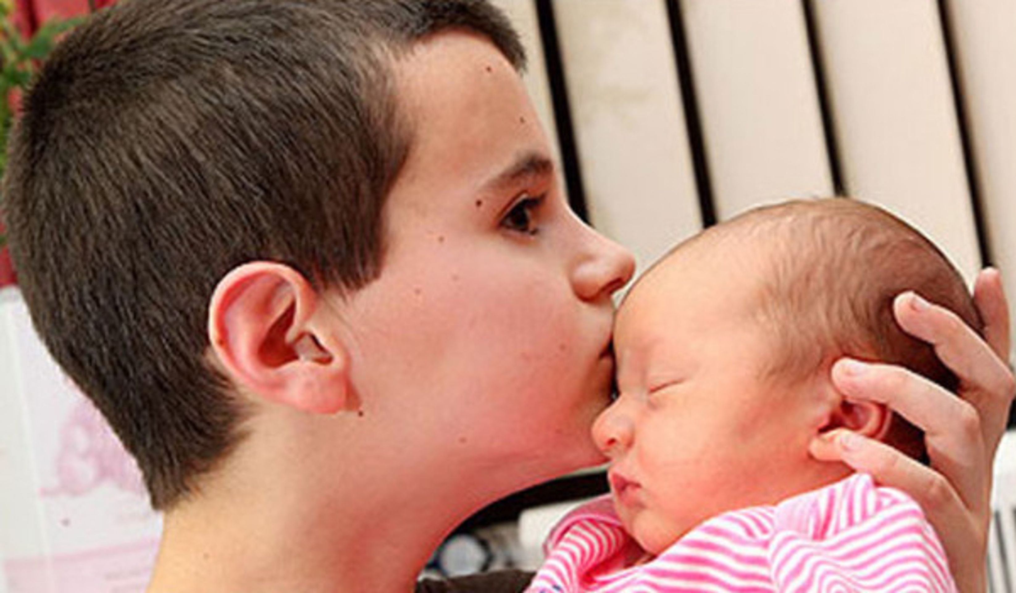 Novopečený otec Alfie s dcerou Maisie Roxanne. - Fotogalerie - potenciální otcové (3/4)