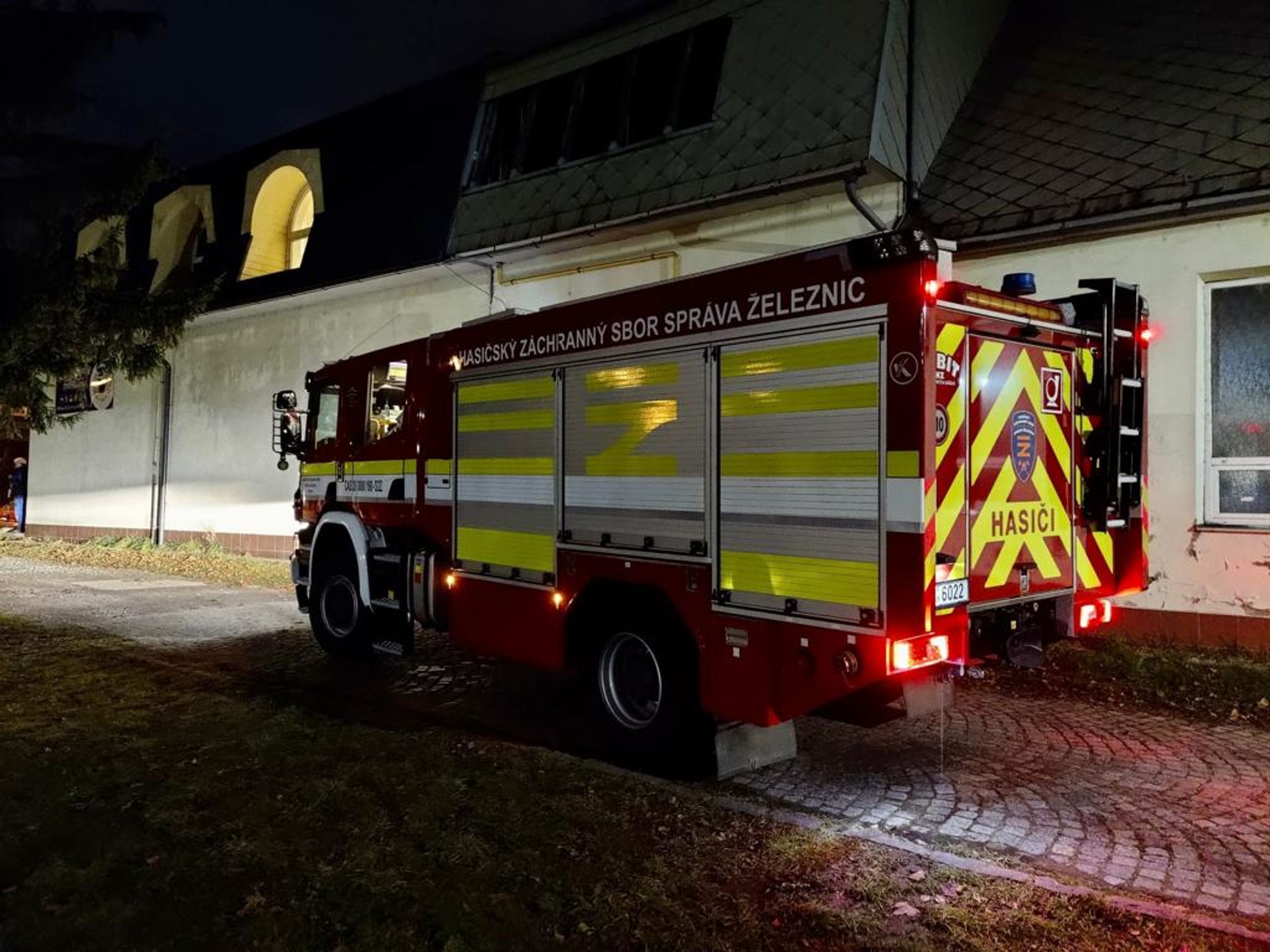 Hasičské nákladní vozidlo, hasiči - Tragédie ve Valašském Meziříčí (3/4)