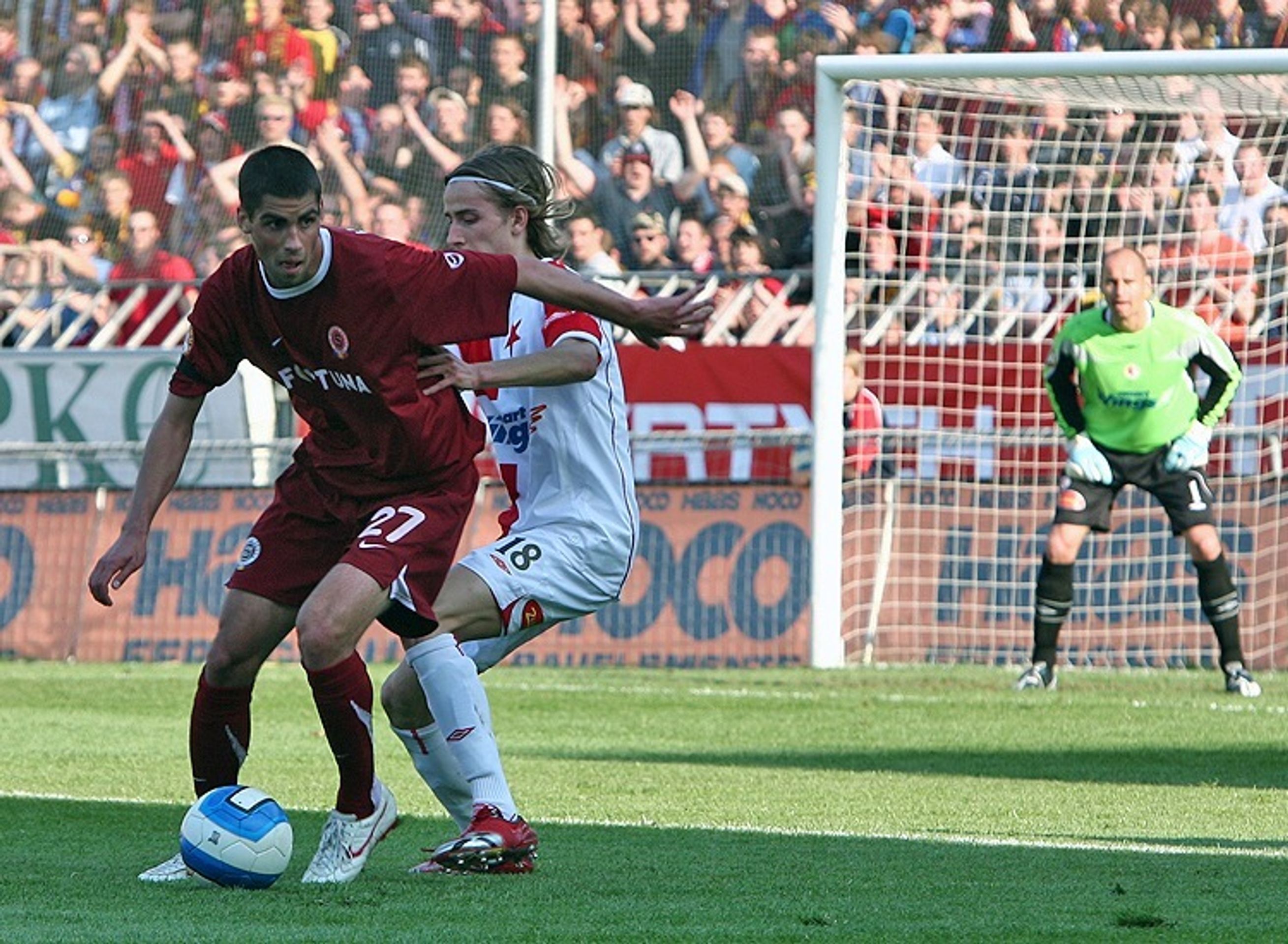 Obránce Sparty Luboš Hušek se snaží krýt míč před Dušanem Šventem. - Horváth vystřelil Spartě výhru v derby (15/21)