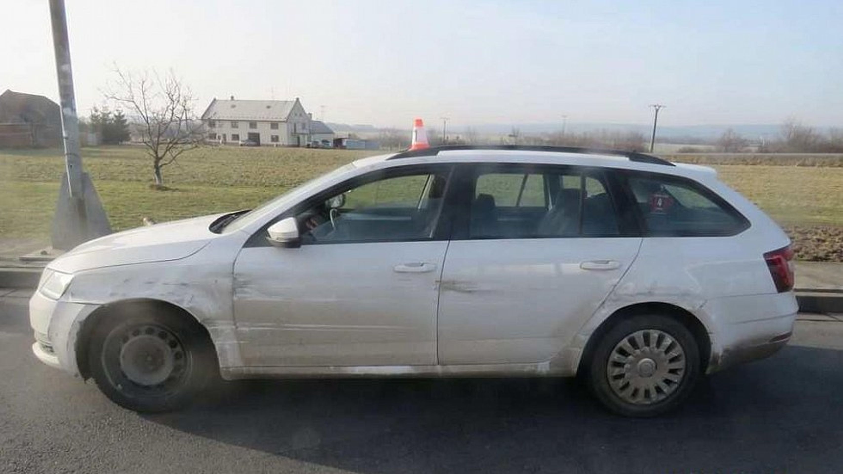 Řidič usínal za volantem - 11 - Fotogalerie: Řidič kvůli únavě brousil dálniční svodidla (2/6)