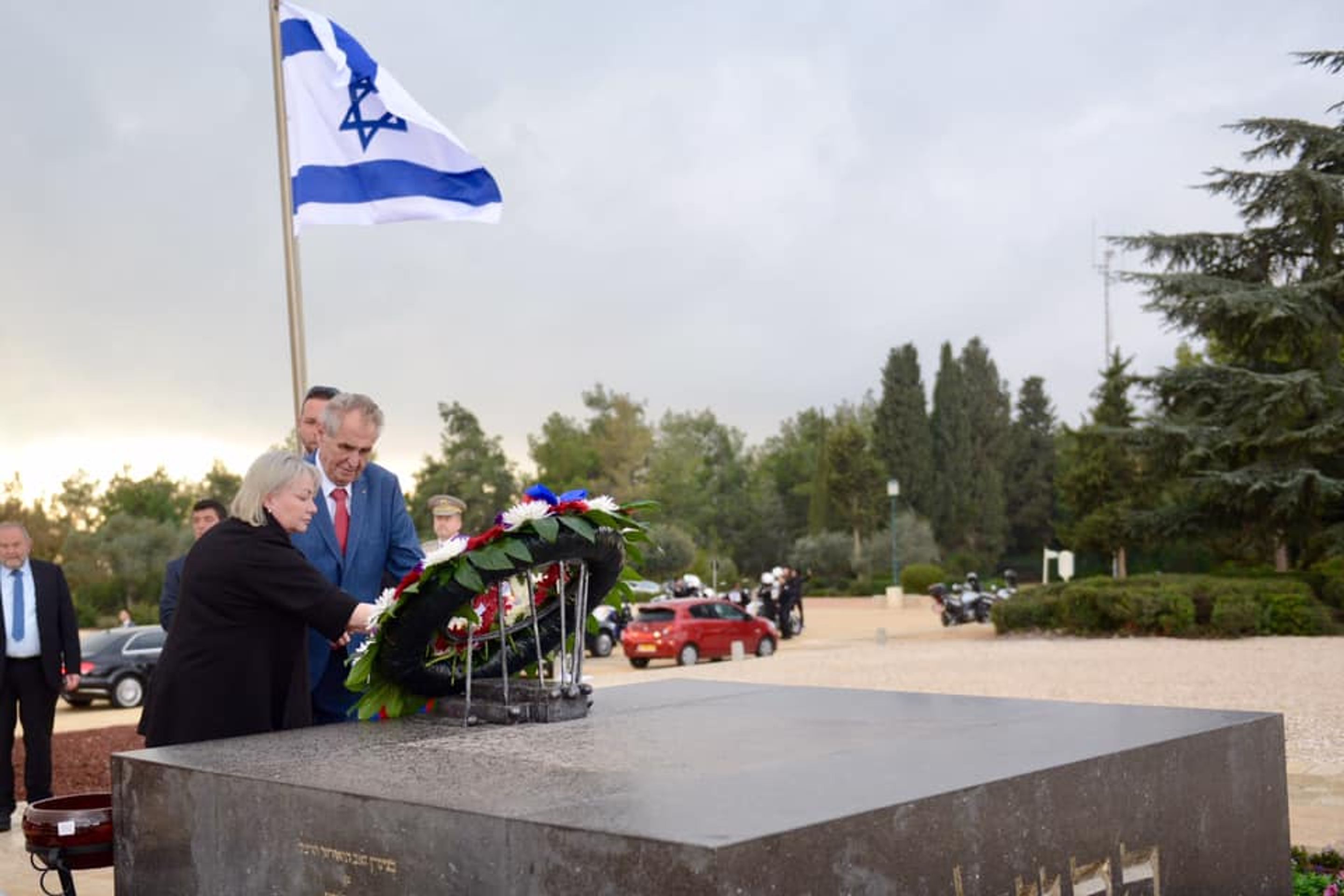 Miloš Zeman v Izraeli - GALERIE: Prezident Zeman přistál v Izraeli. Uctil památku novináře Herzla (2/4)