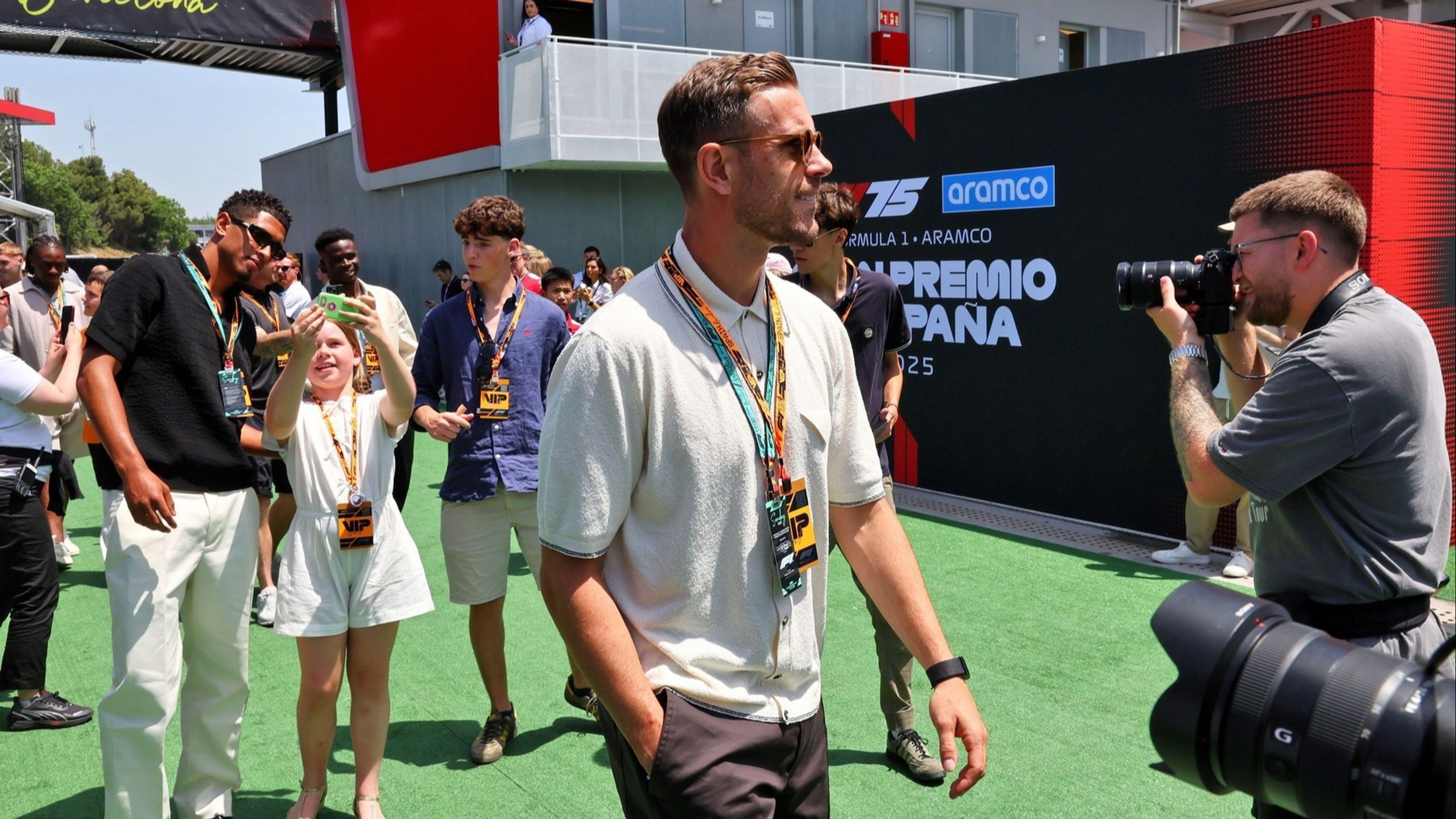 Jordan Henderson (cropped) - Celebrity na F1 v Barceloně (6/10)