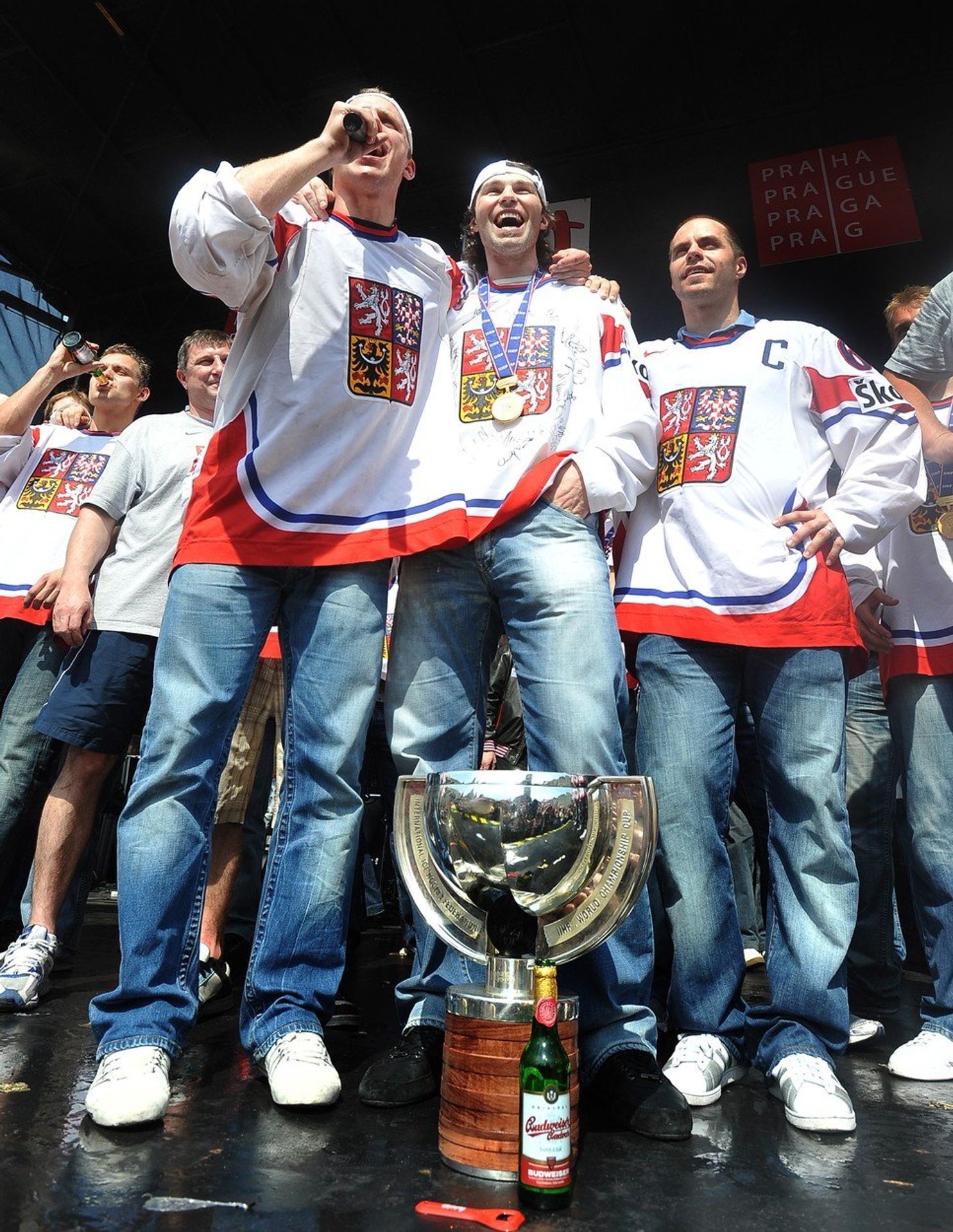 Jaromír Jágr a Petr Vampola při oslavách zlata v roce 2010 - GALERIE: Jaromír Jágr a Petr Vampola (2/8)
