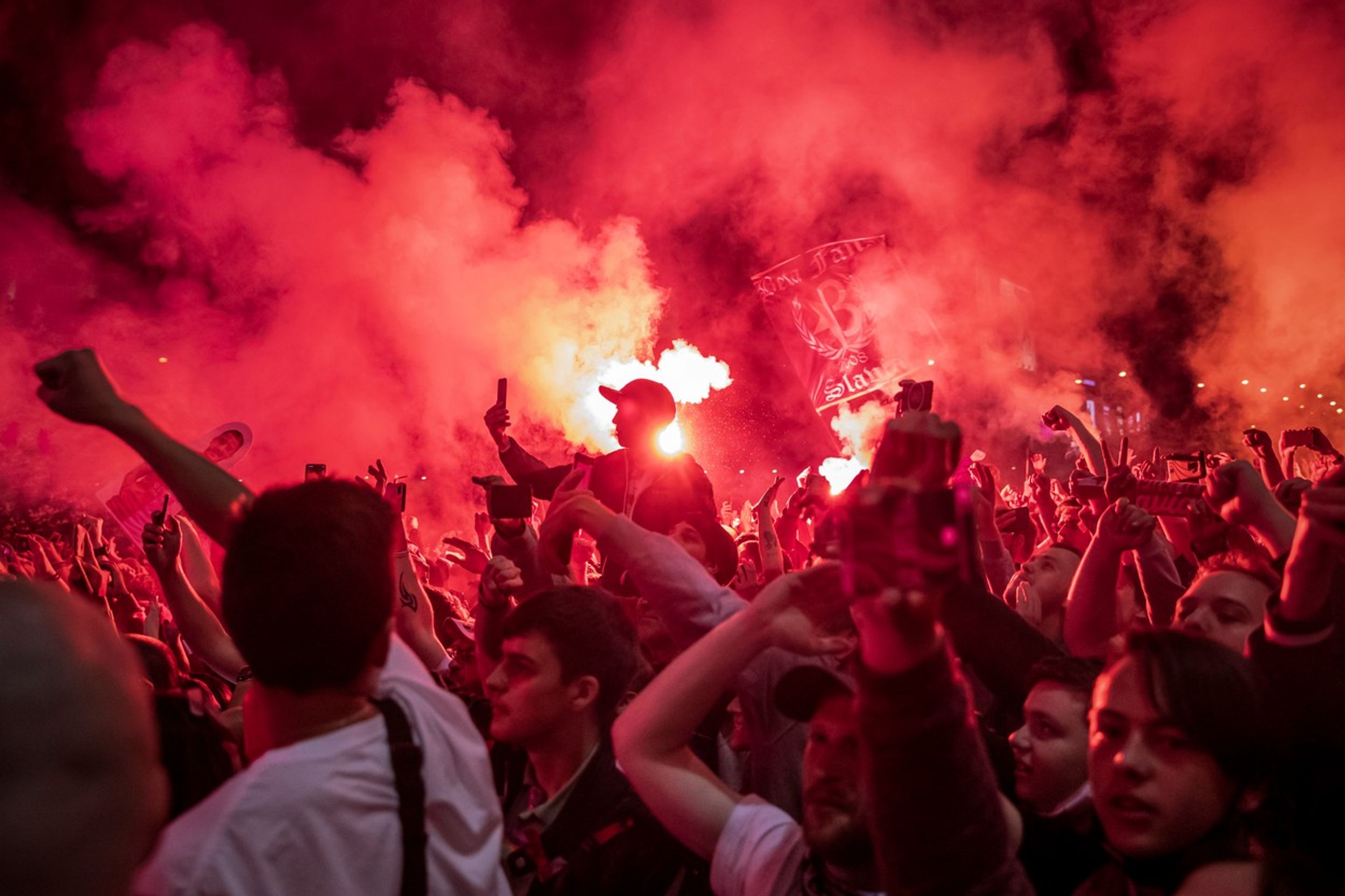 Před Edenem bylo živo - GALERIE: Slávisté si užili oslavy titulu před stadionem s tisícem fandů! (3/12)