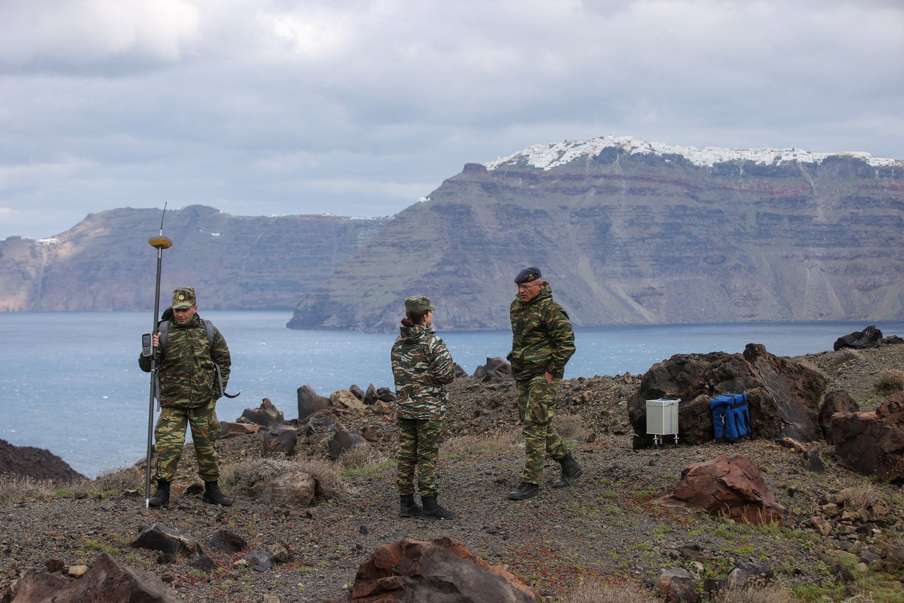 Odborníci a členové armády vyšetřují seismickou aktivitu - Situace na ostrově Santorini (1/8)