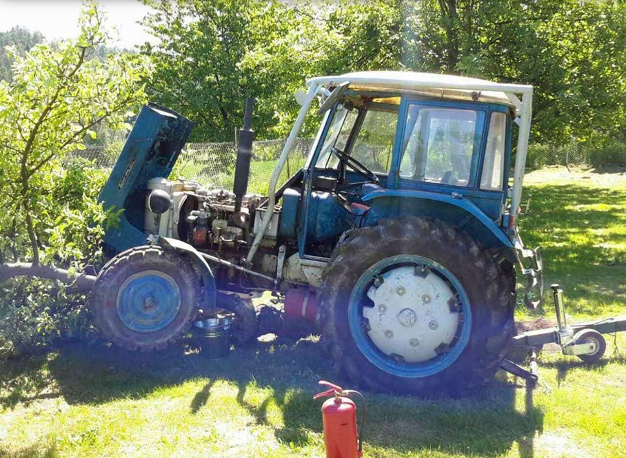 V obci Luká přejel muže traktor - 4 - GALERIE: V obci Luká přejel muže traktor (4/4)