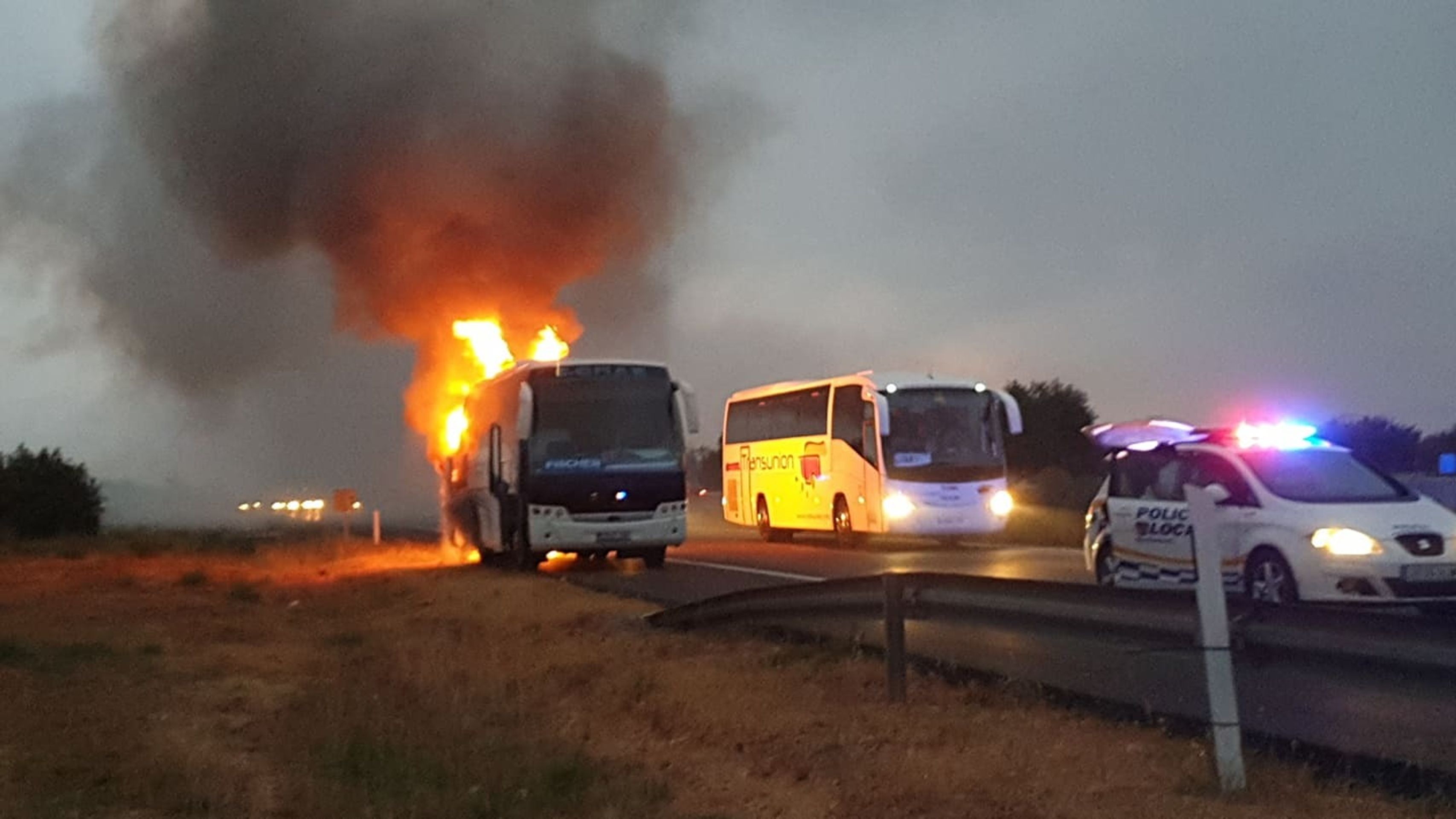 Hořící autobus na Mallorce - 3 - GALERIE: Hořící autobus na Mallorce (5/7)