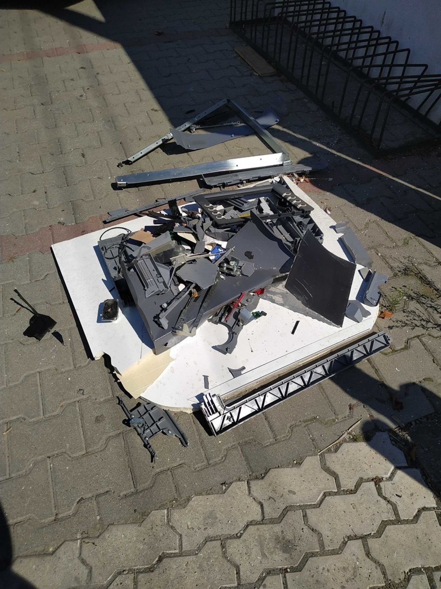 Zničený bankomat - 3 - GALERIE: Vykradený bankomat (2/4)