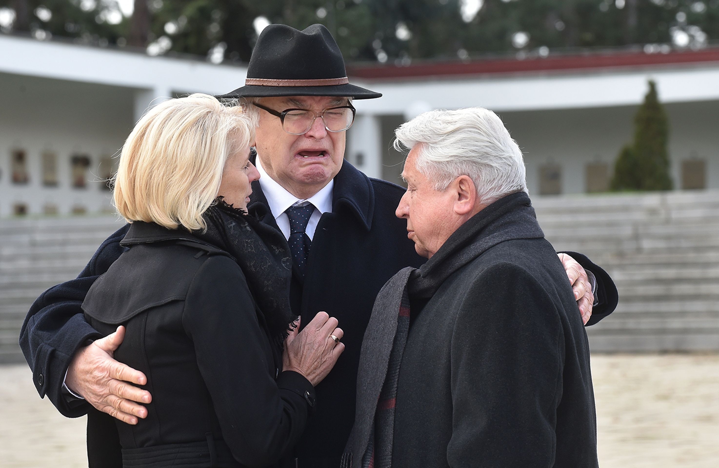 Rodina Jany Novotné na pohřbu a blízcí - GALERIE: Rozloučení s Janou Novotnou (1/32)