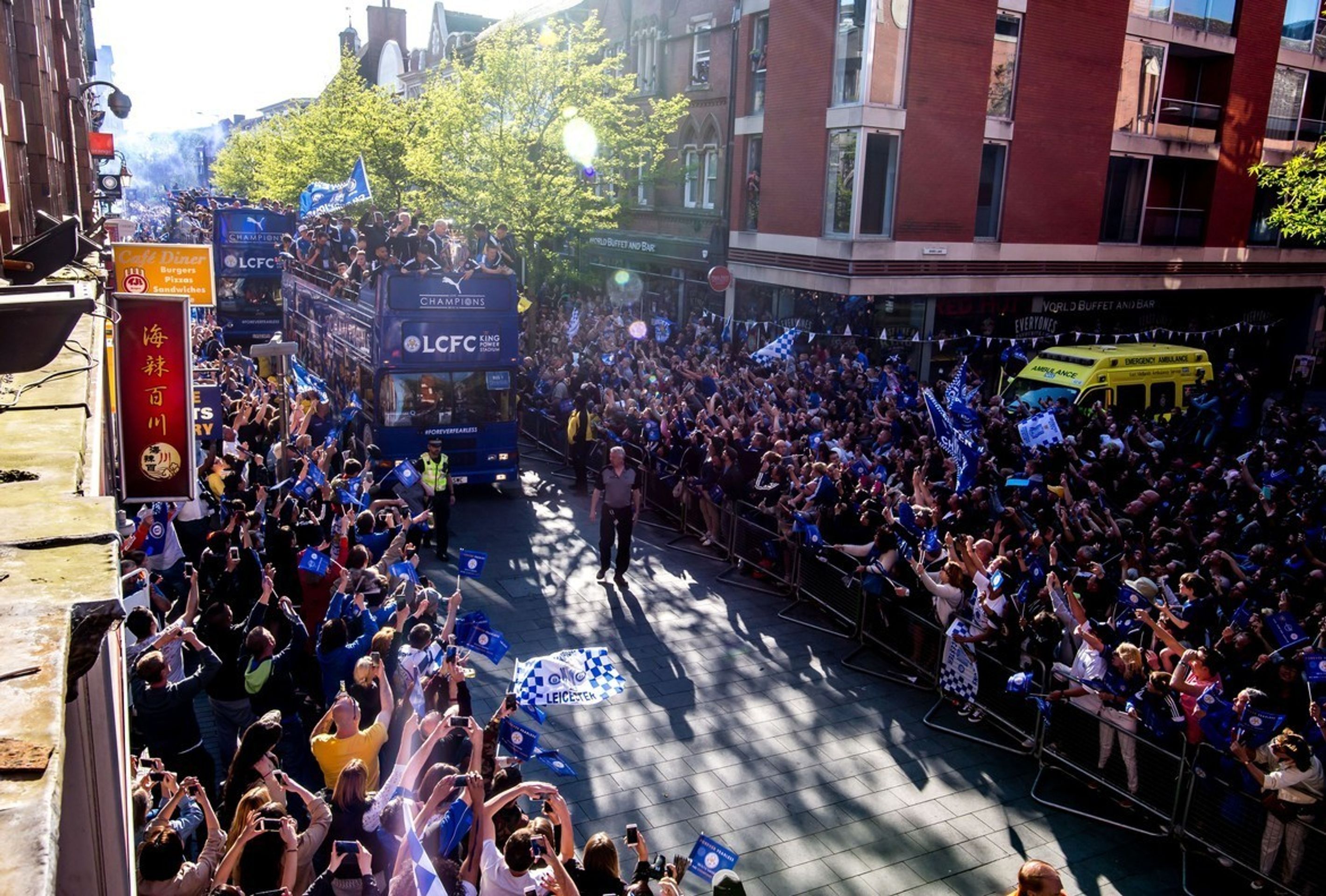 V Leicesteru slavili senzační titul v Premier League - 4 - GALERIE: V Leicesteru slavili senzační titul v Premier League (9/12)