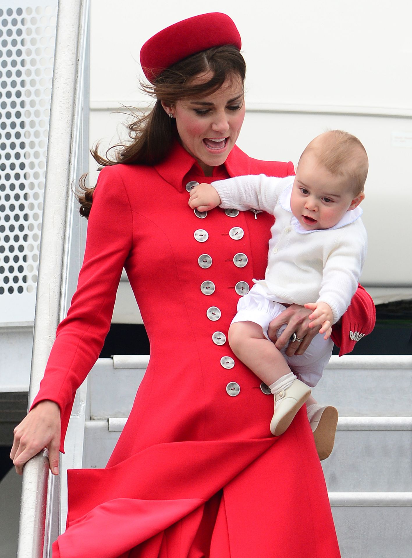 Malý princ George na první zahraniční cestě - 1 - Princezna Kate s dětmi (30/33)