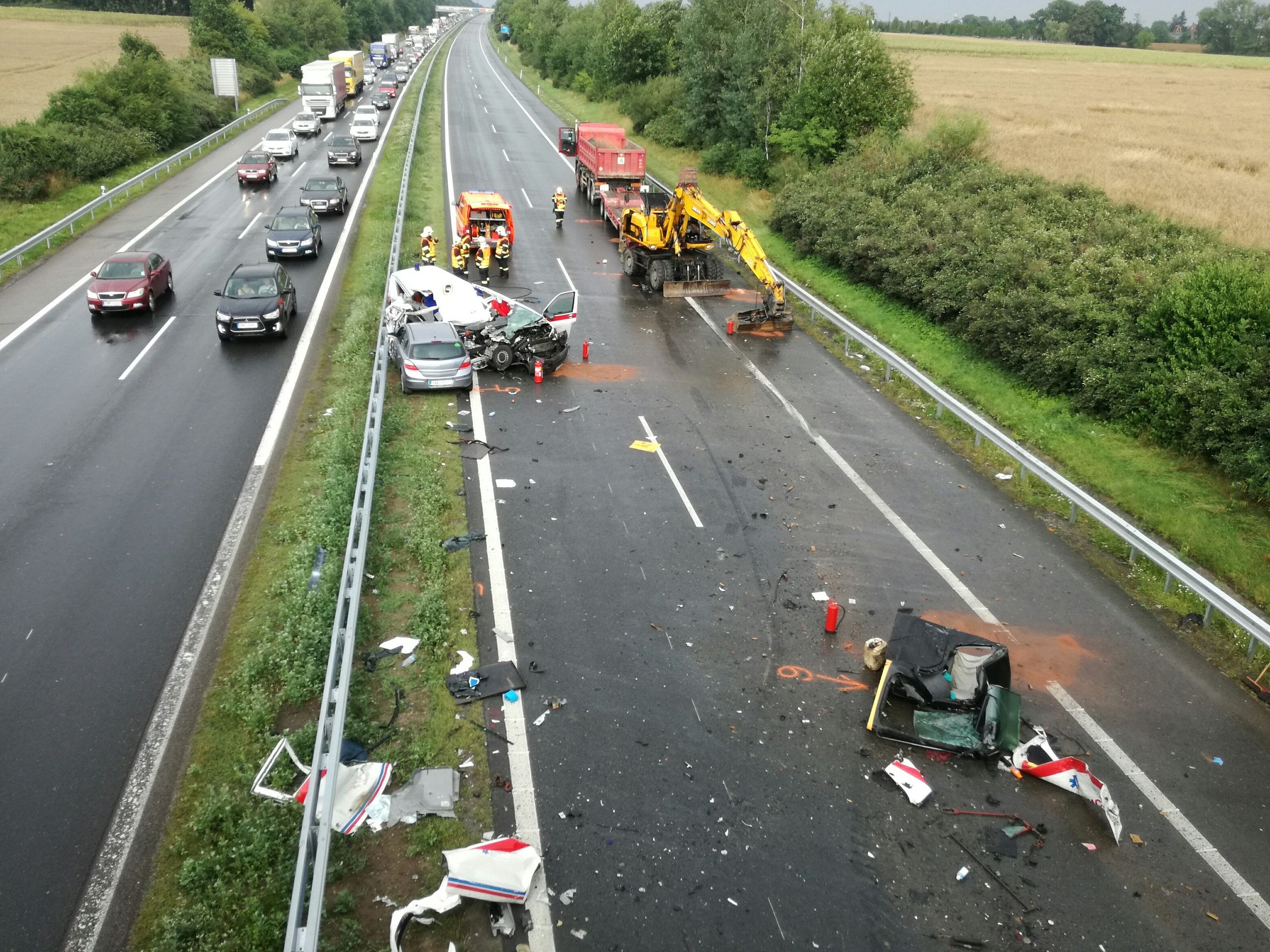 Bagr spadl na D5 na sanitku - GALERIE: Pád bagru na dálnici D5 na sanitku (3/7)