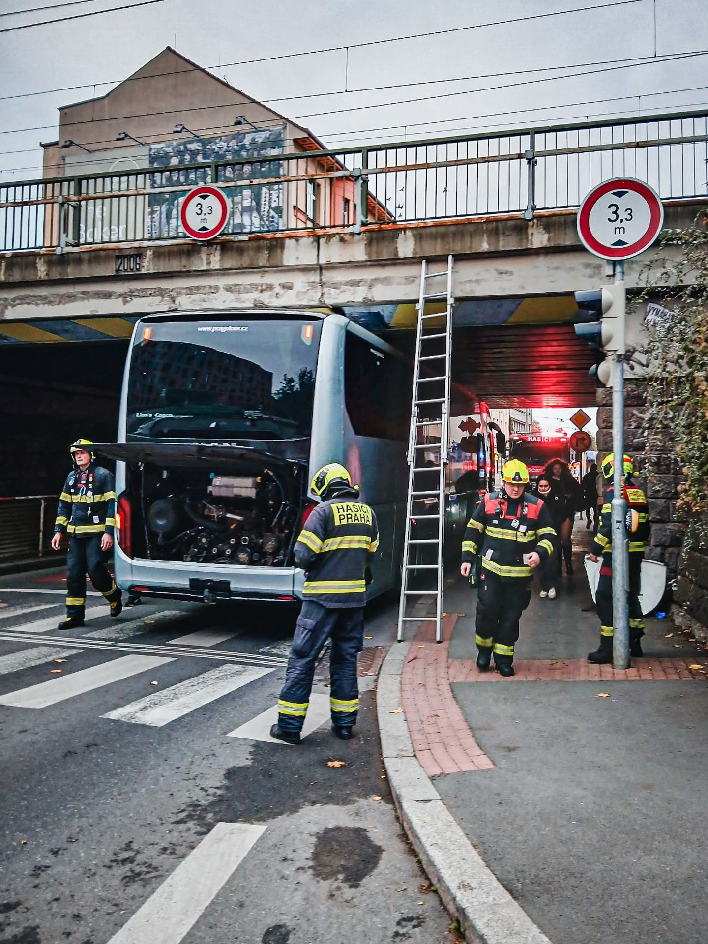 Zaseklý autobus v Praze - Autobus zaseklý pod mostem (3/4)