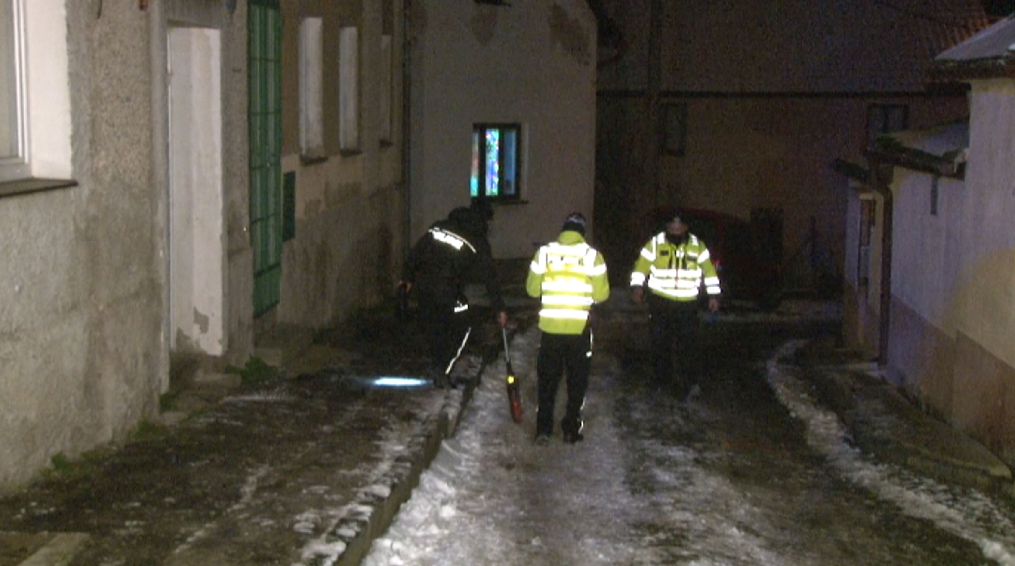 Krom dopravní policie se případem zabývají kriminalisté - GALERIE: Auto usmrtilo muže ve Velkých Popovicích (4/6)