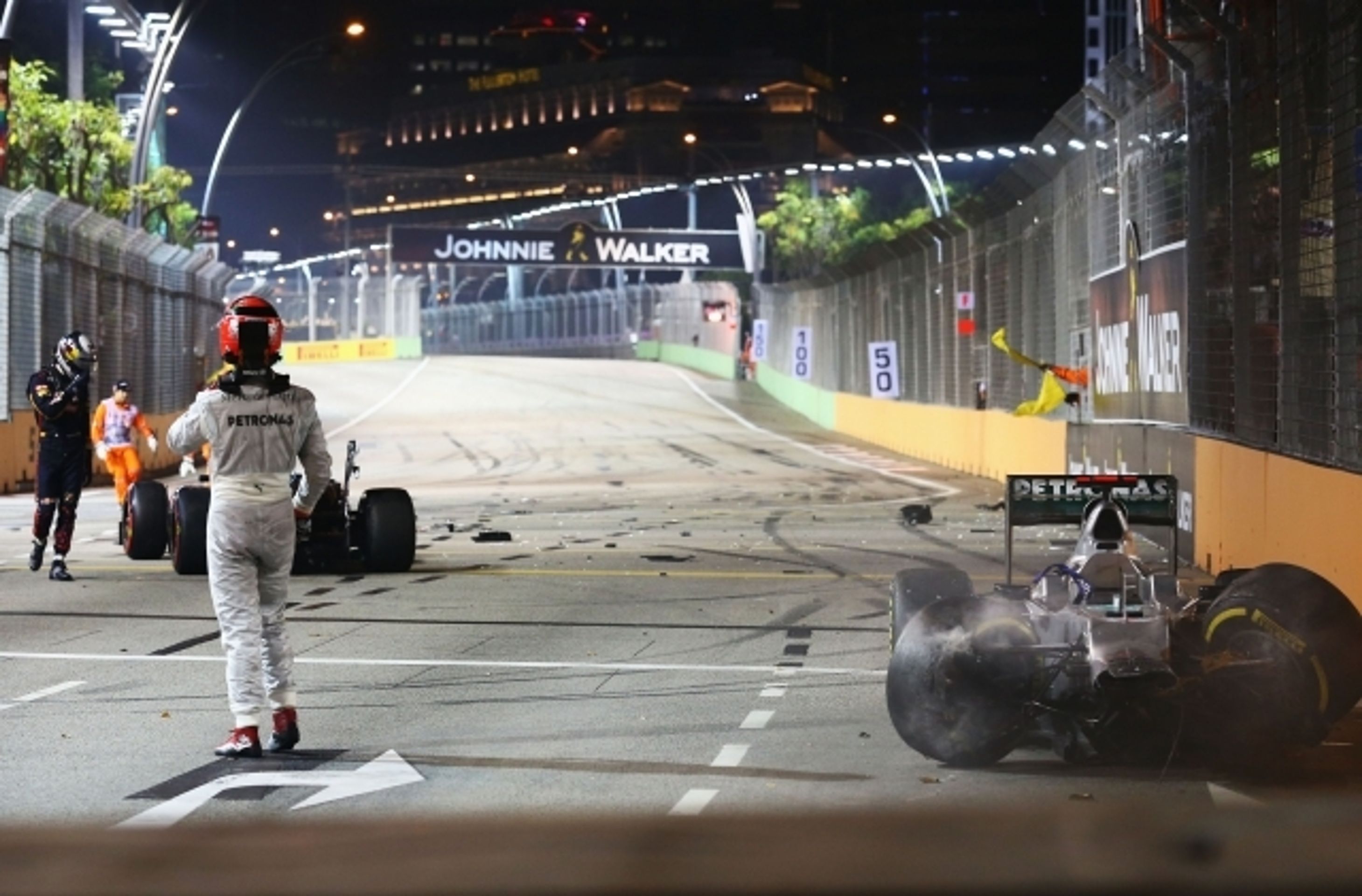 F1 v Singapuru: Jean-Eric Vergne a Michael Schumacher - 2 - GALERIE: Havárie na F1 v Singapuru: Vergne a Schumacher (1/8)