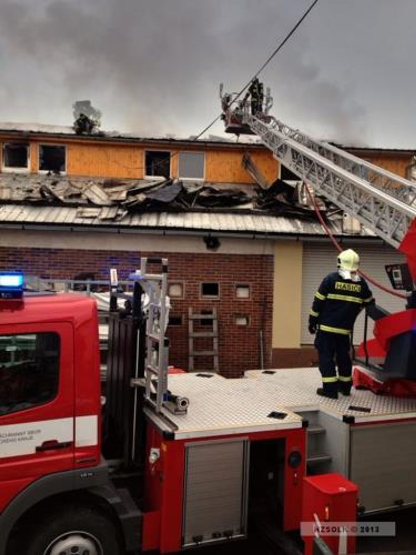 Požár střechy firmy na výrobu plastových oken ve Staré Červené Vodě - 3 - GELERIE: Požár firmy (2/4)