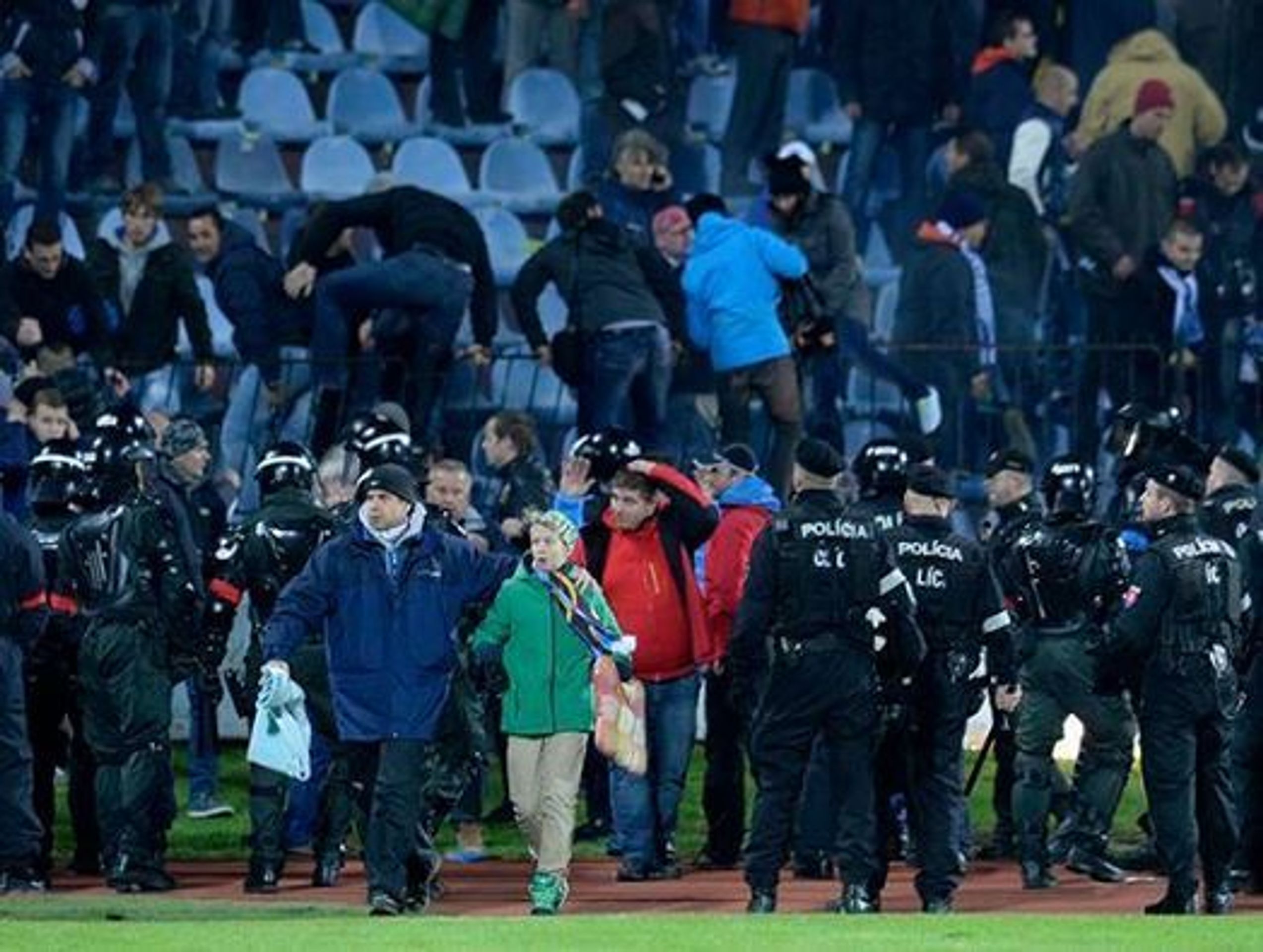 Řádění chuligánů na zápase Slovan - Sparta - 4 - GALERIE: Řádění chuligánů na zápase Slovan - Sparta (4/10)