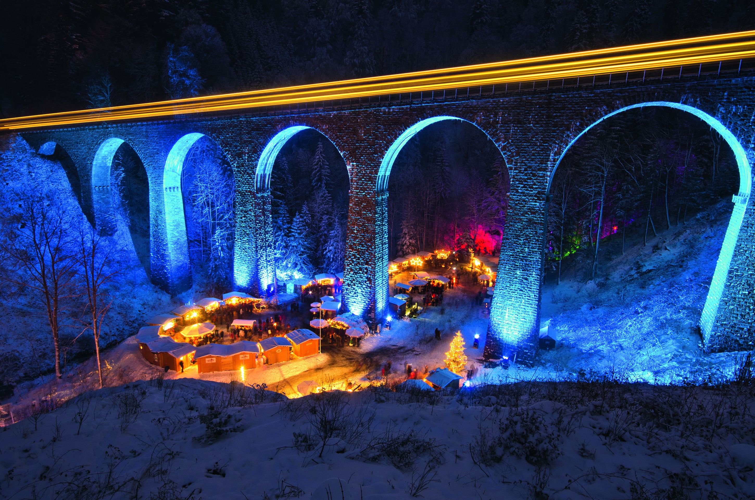 Nejzajímavější vánoční trhy v Evropě - Adventní trhy v soutězce pod viaduktem - Ravennaschlucht, Německo - GALERIE: Nejzajímavější vánoční trhy v Evropě (19/22)