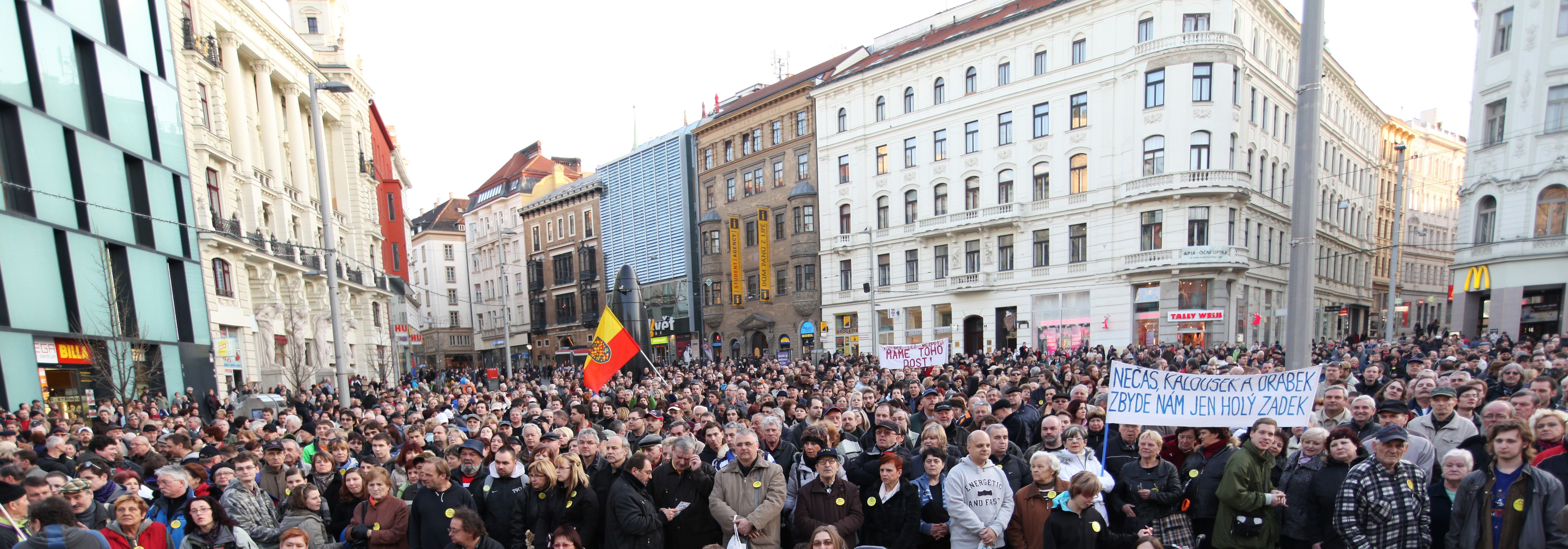 Lidé demonstrují proti vládě ČR a prezidentovi - 5 - Lidé protestují proti vládě Petra Nečase a prezidentu Klausovi (5/15)