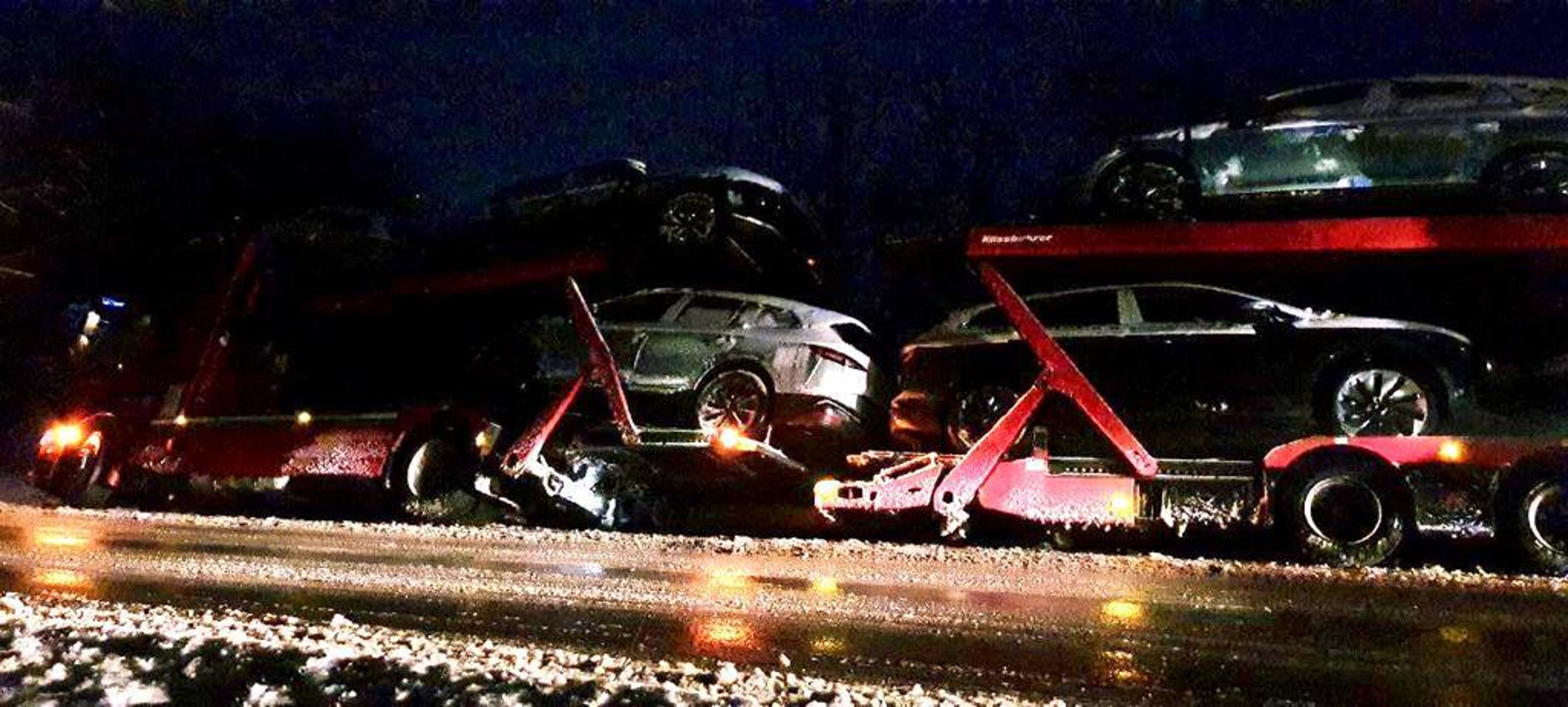 Kamion na boku na Mělnicku - 9 - GALERIE: Na Mělnicku havarovalo nákladní auto (9/12)