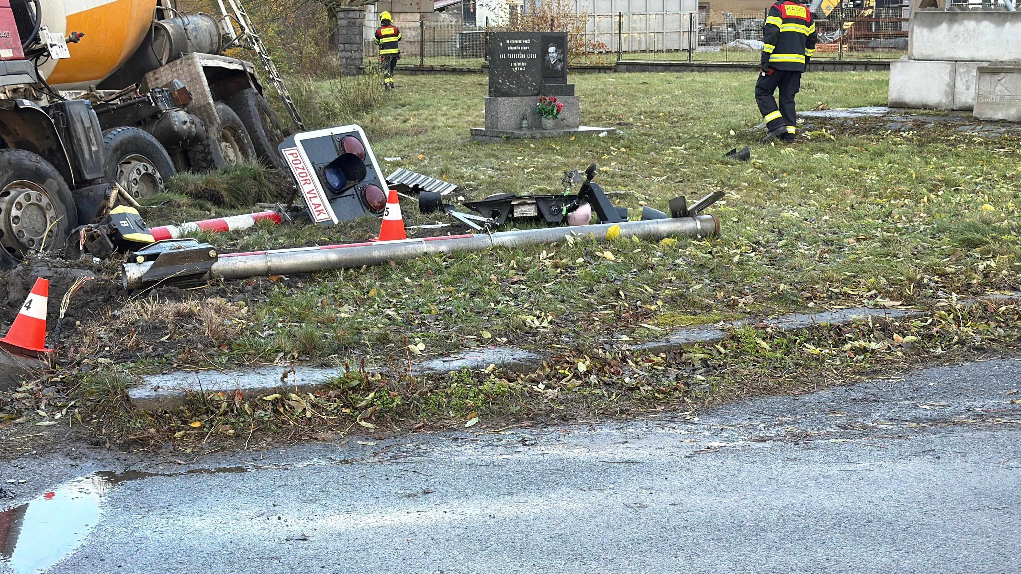 Srážka vlaku s nákladním automobilem u Příbrami - Srážka vlaku s nákladním automobilem u Příbrami (5/23)