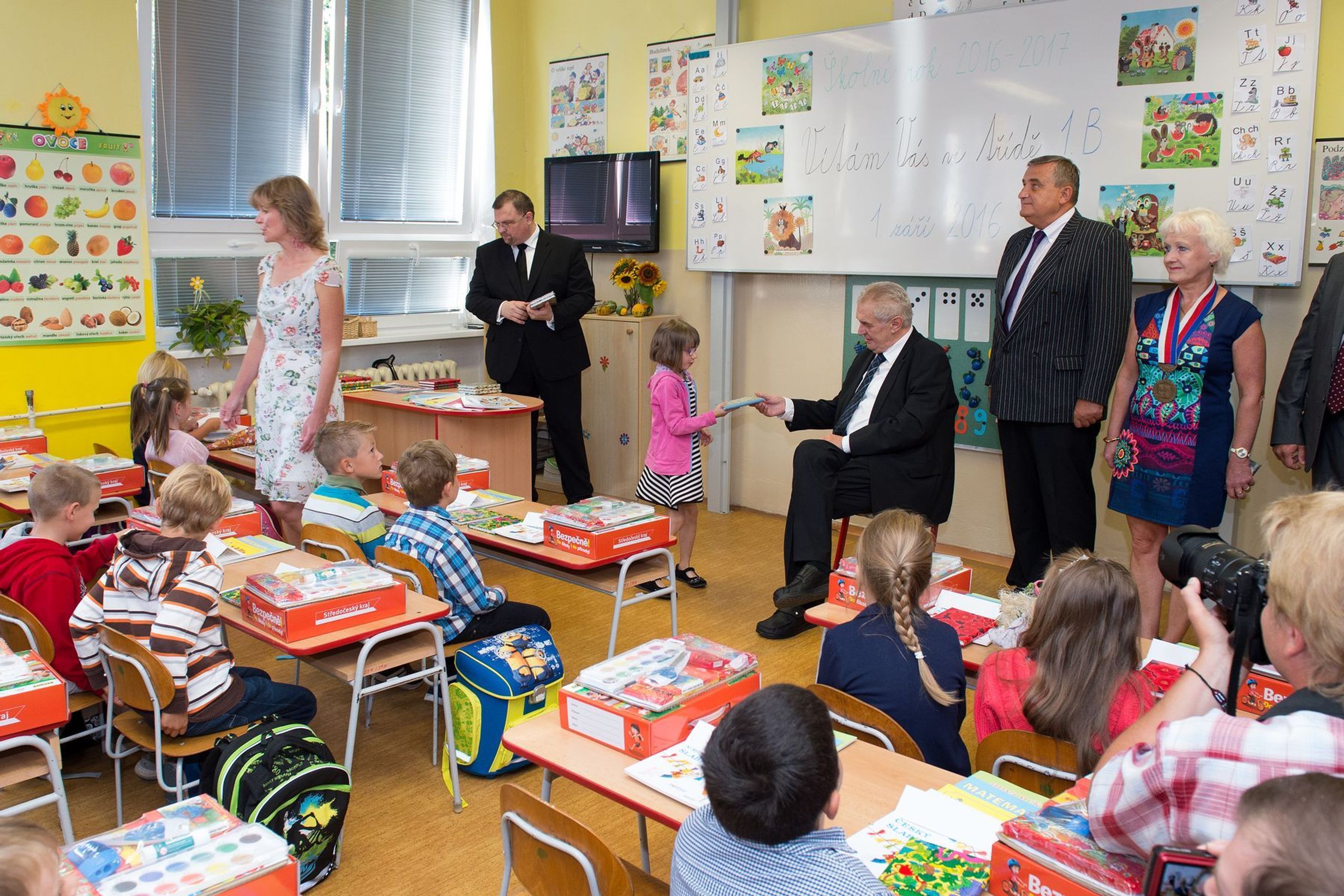 Prezident Miloš Zeman vítá prvňáčky - 2 - GALERIE: Miloš Zeman zahajuje školní rok ve Stochově (15/17)
