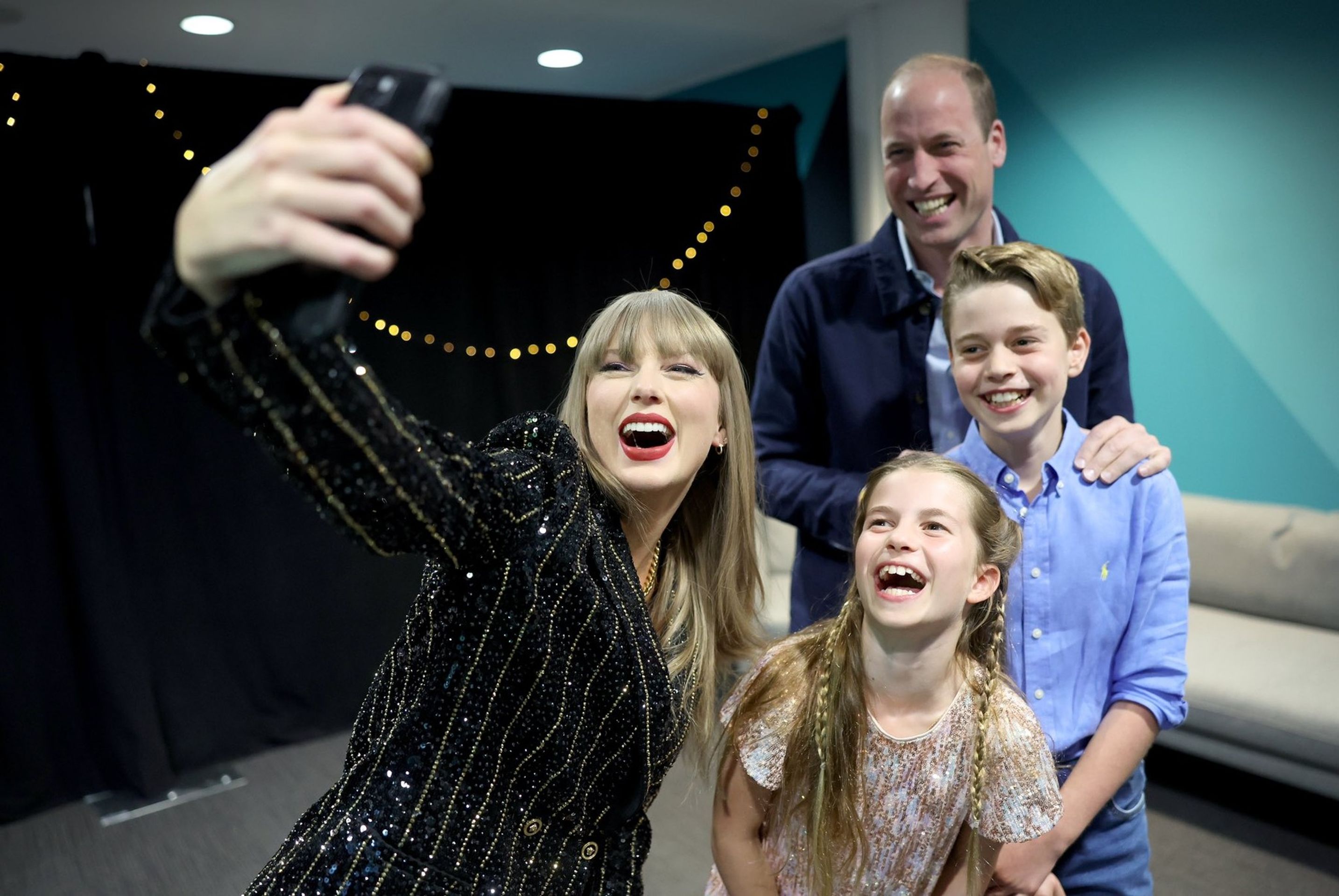 Taylor Swift s princeznou Charlotte, princem Georgem a princem Williamem, 22. 6. 2024 - Princezna Charlotte (11/46)