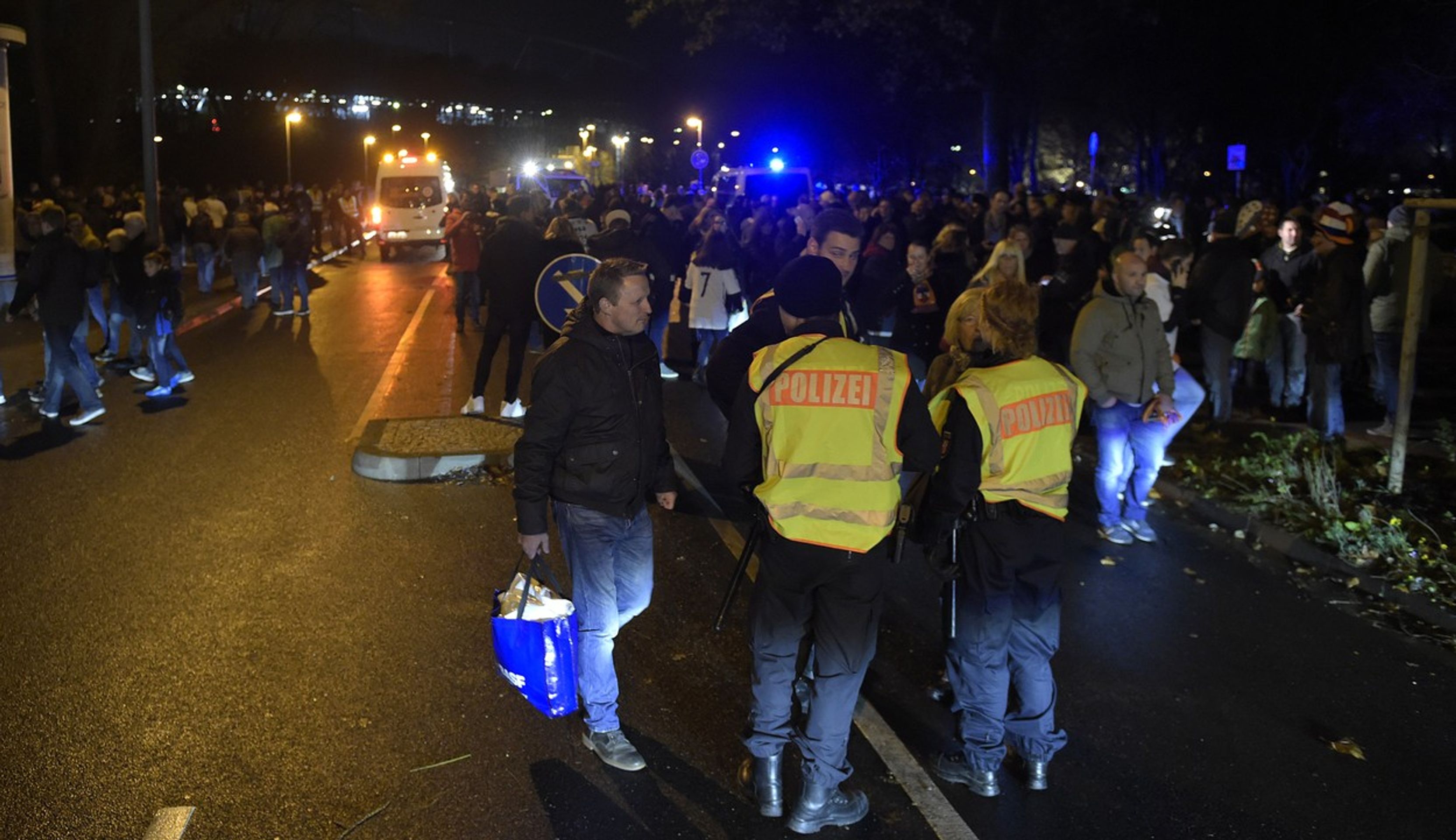 Fanoušci opouštějí stadion po zrušení zápasu mezi Německem a Nizozemskem - GALERIE: Policejní manévry na stadionu v Hannoveru (1/7)