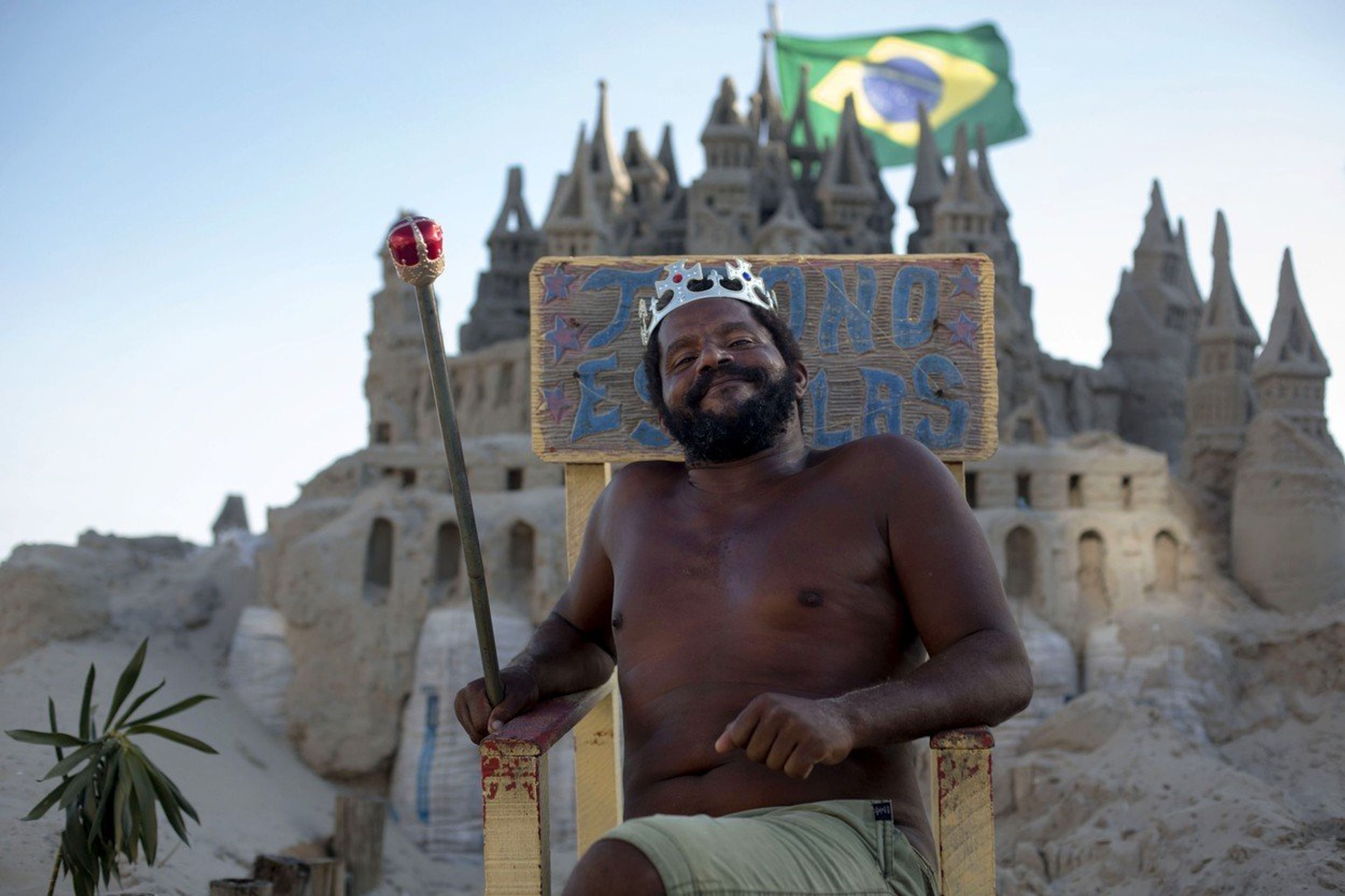 Brazilčan Marcio žije na pláži ve svém hradě z písku - 5 - GALERIE: Brazilčan Marcio žije na pláži ve svém hradě z písku (5/5)
