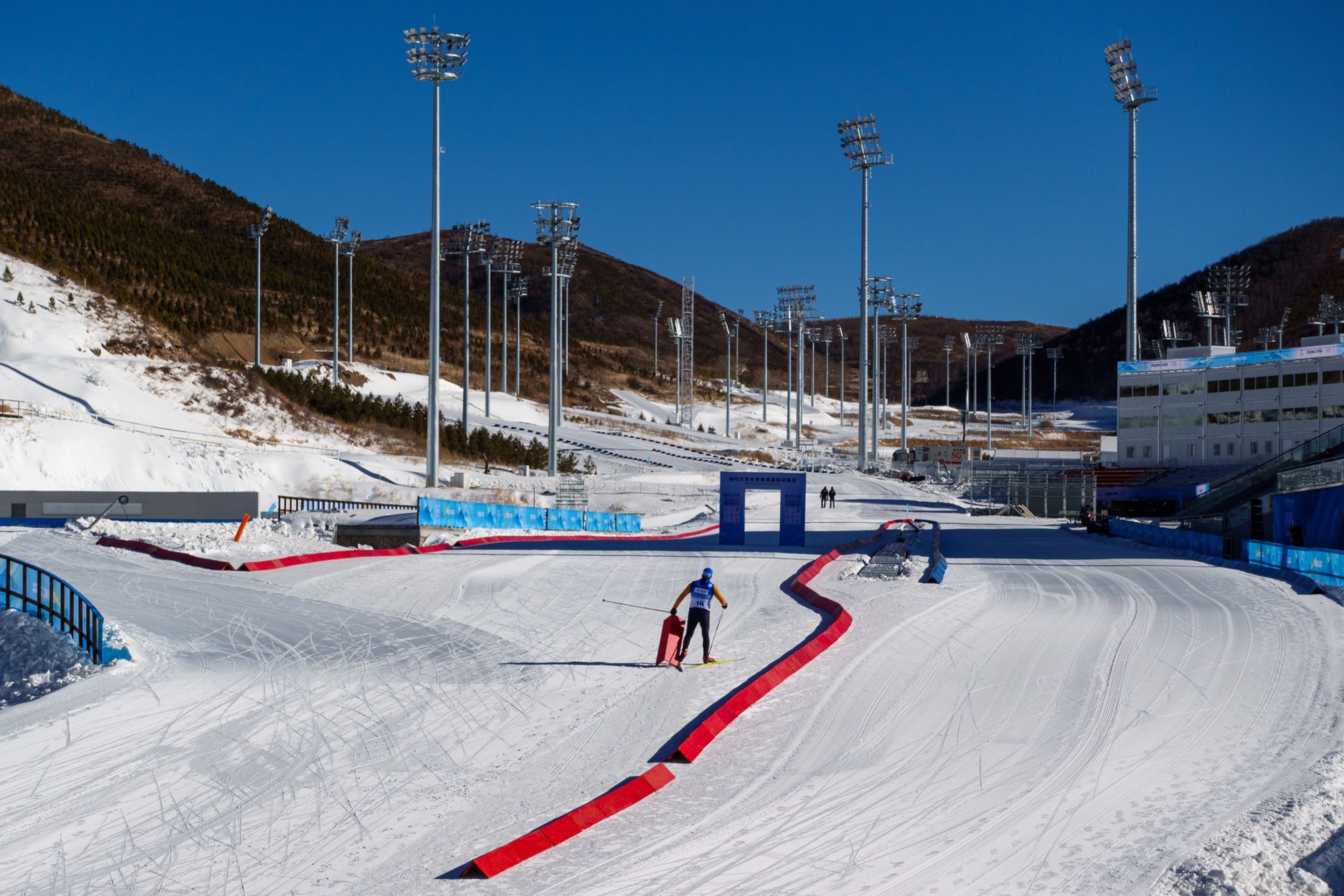 Cílová rovinka v Národním biatlonovém centru v Zhangjiakou - Olympijské sportoviště v Zhangjiakou (7/9)
