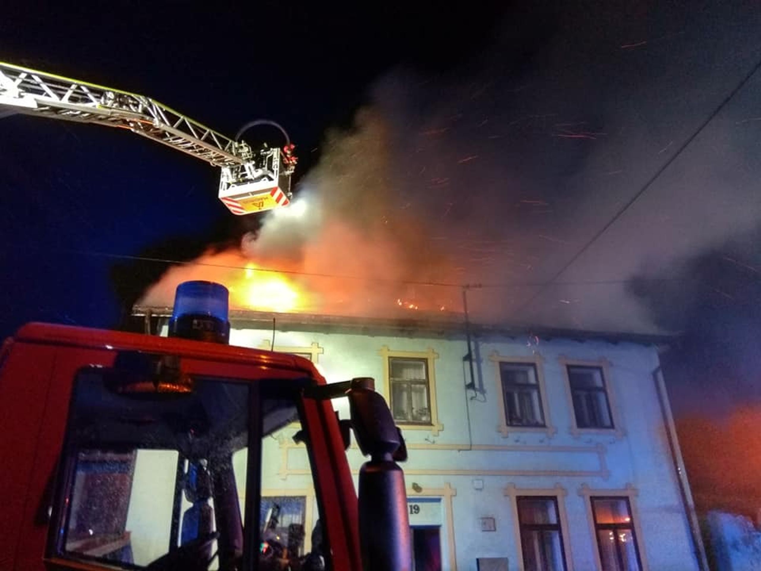 Při příjezdu prvních hasičů šlehaly plameny z celé střechy - GALERIE: Požár domu na Sokolovsku (2/3)