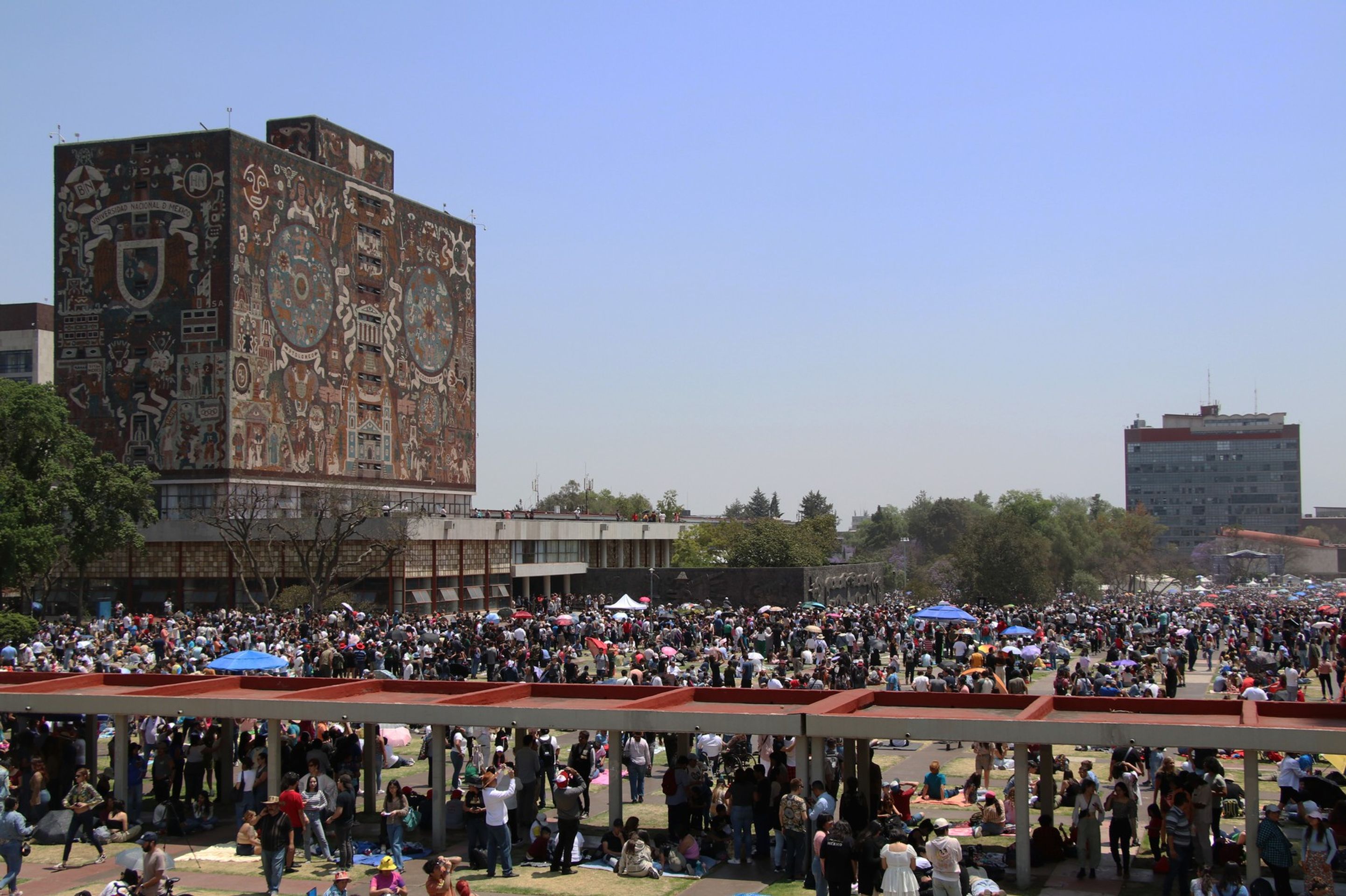 Sledování zatmění Slunce, 8. 4. 2024 Mexiko, Mexico City (2) - Zatmění Slunce (3/16)