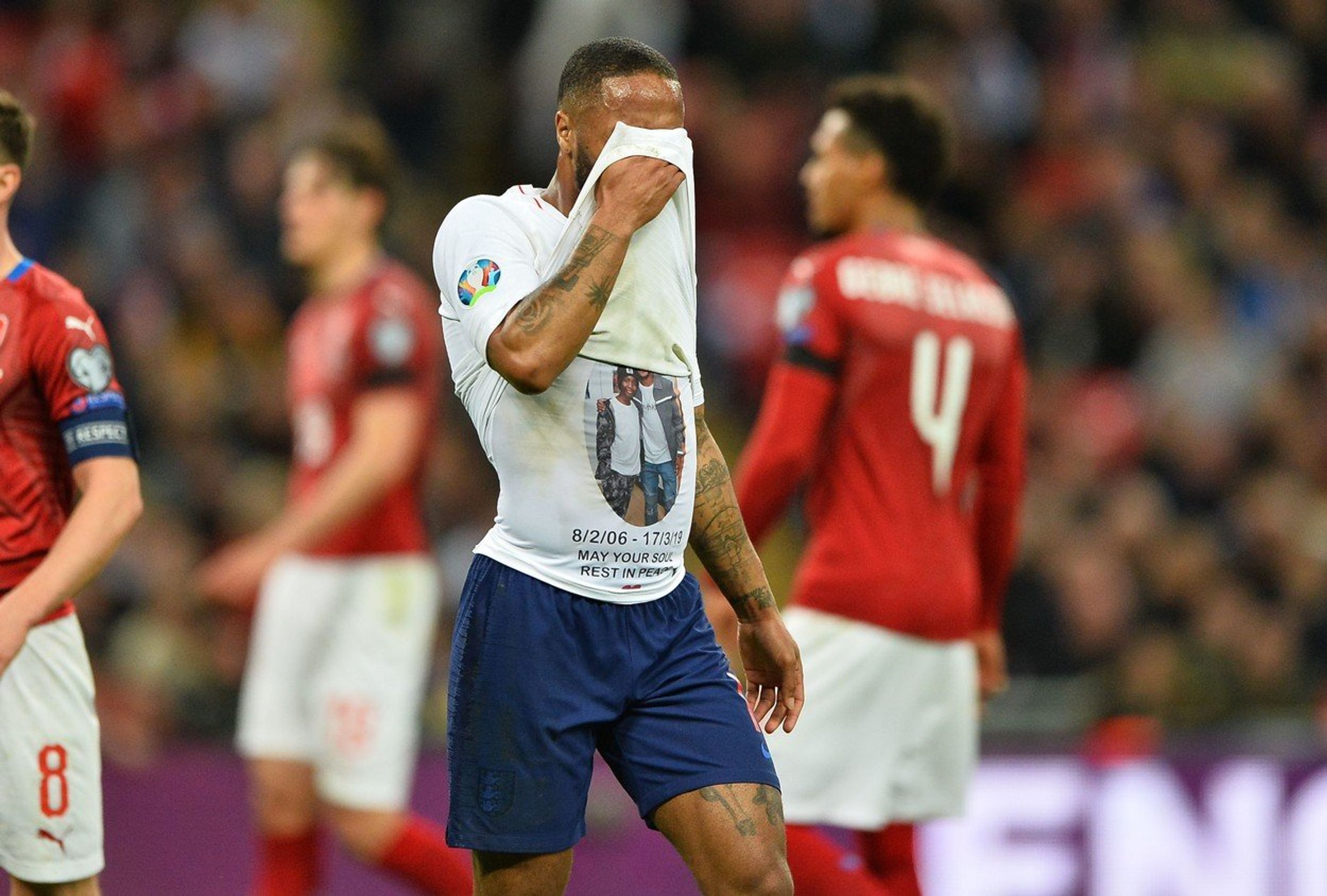 Raheem Sterling - GALERIE: Raheem Sterling ukázal po gólu fotografii pod dresem (4/4)