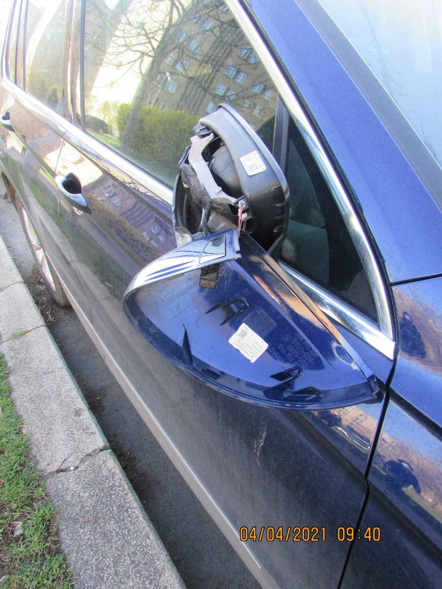 Vandal poničil zhruba dvacet aut - 8 - Fotogalerie: Vandal ukopával z aut zrcátka (4/5)