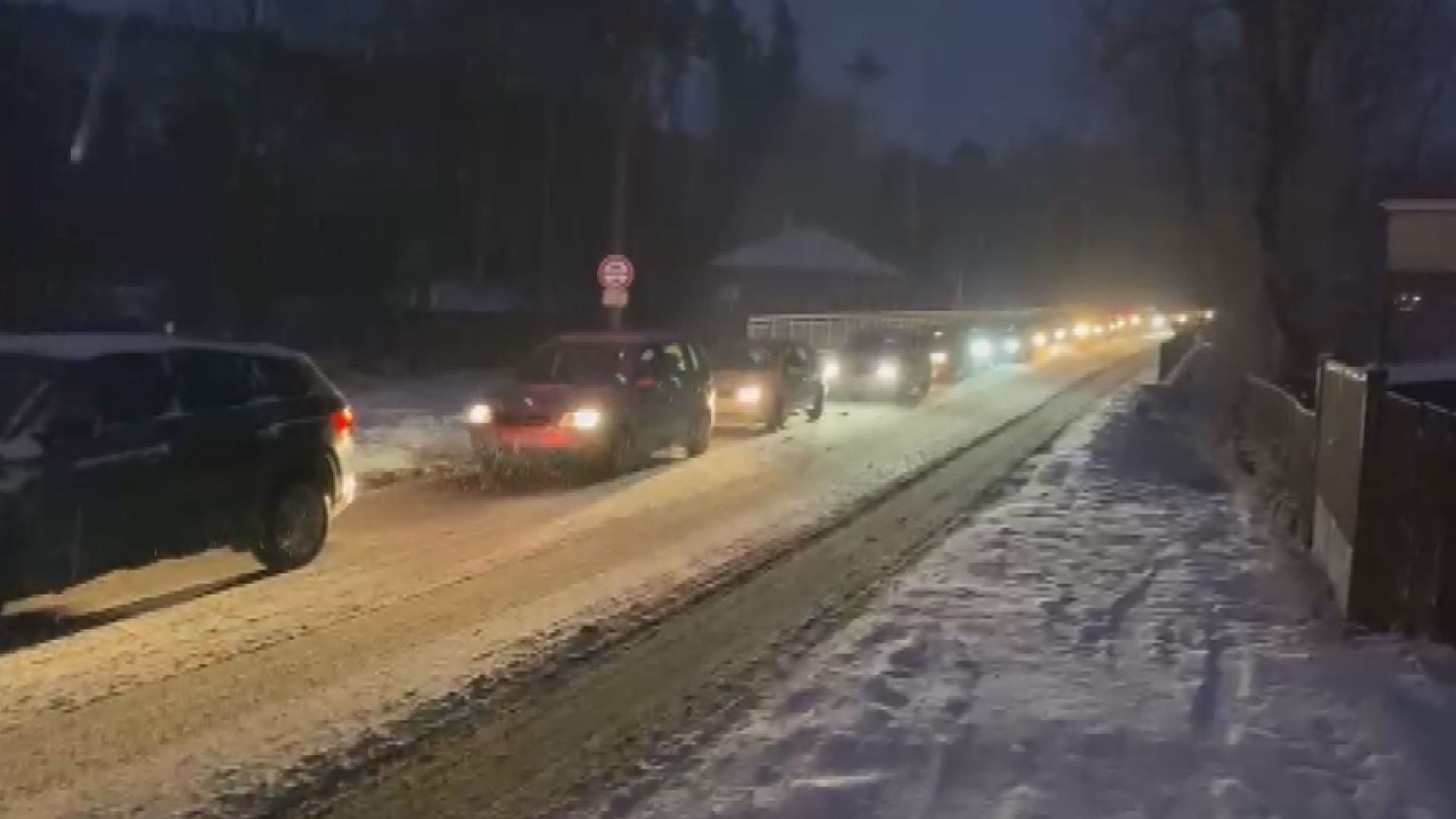 Uvízlé kamiony v Jihlavě - Komplikace na silnicích kvůli sněhu (20/21)