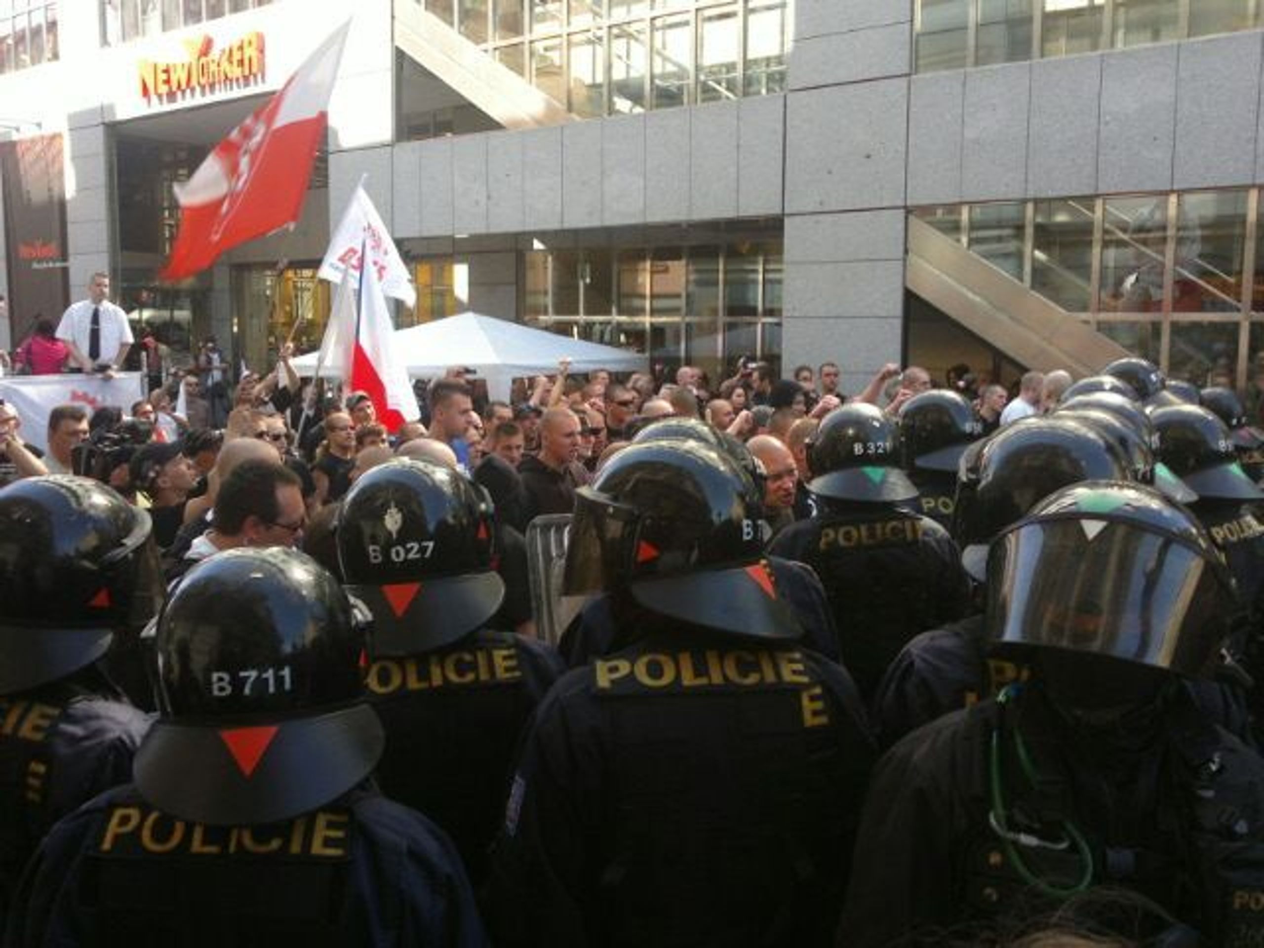 Anarchisté se střetli s příznivci DSSS - 2 - Oslavy Svátku práce - anarchisté (7/16)