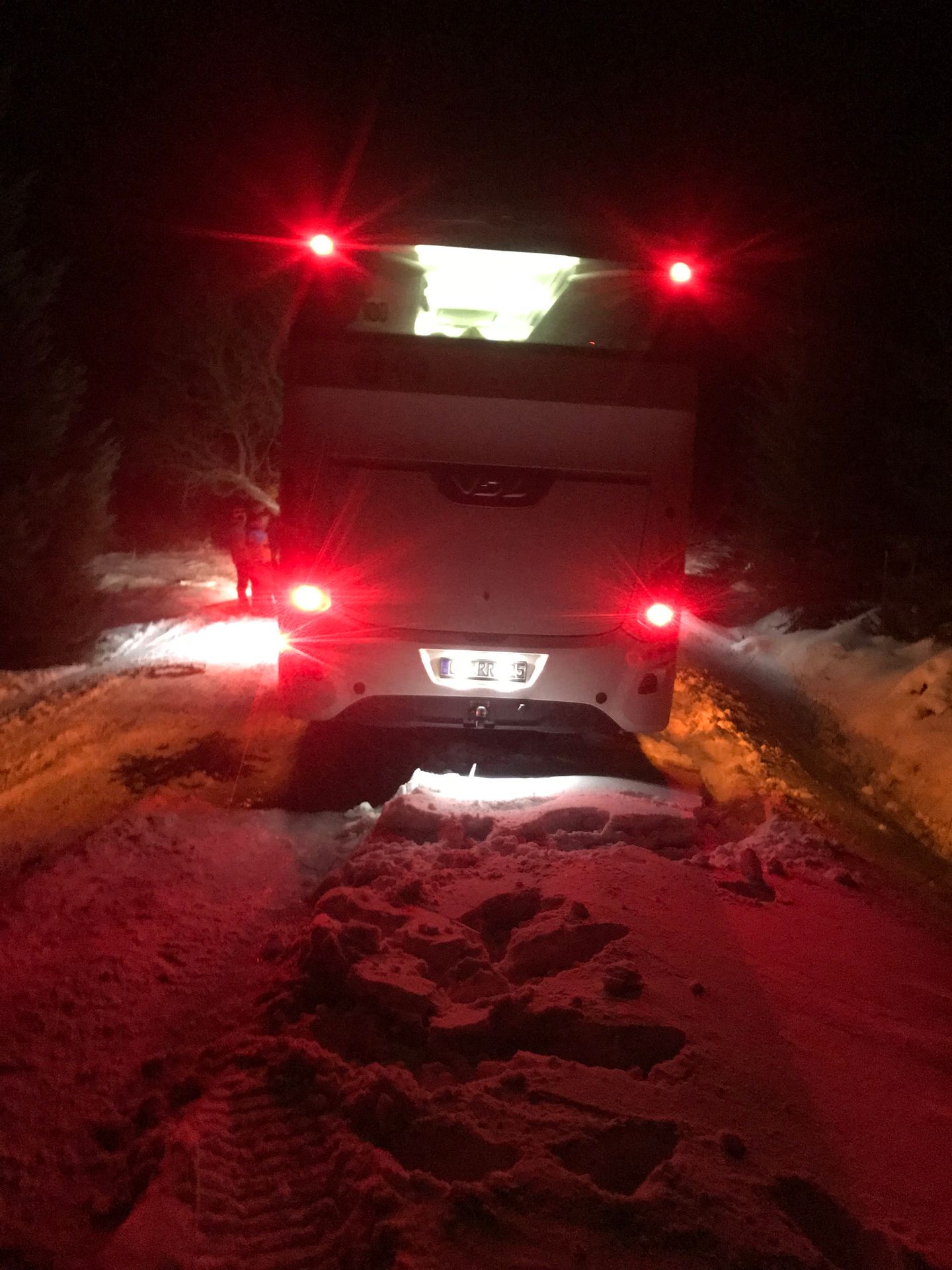 Evakuace seniorů z autobusu - GALERIE: Evakuace důchodců z autobusu zapadlého v závěji (3/4)
