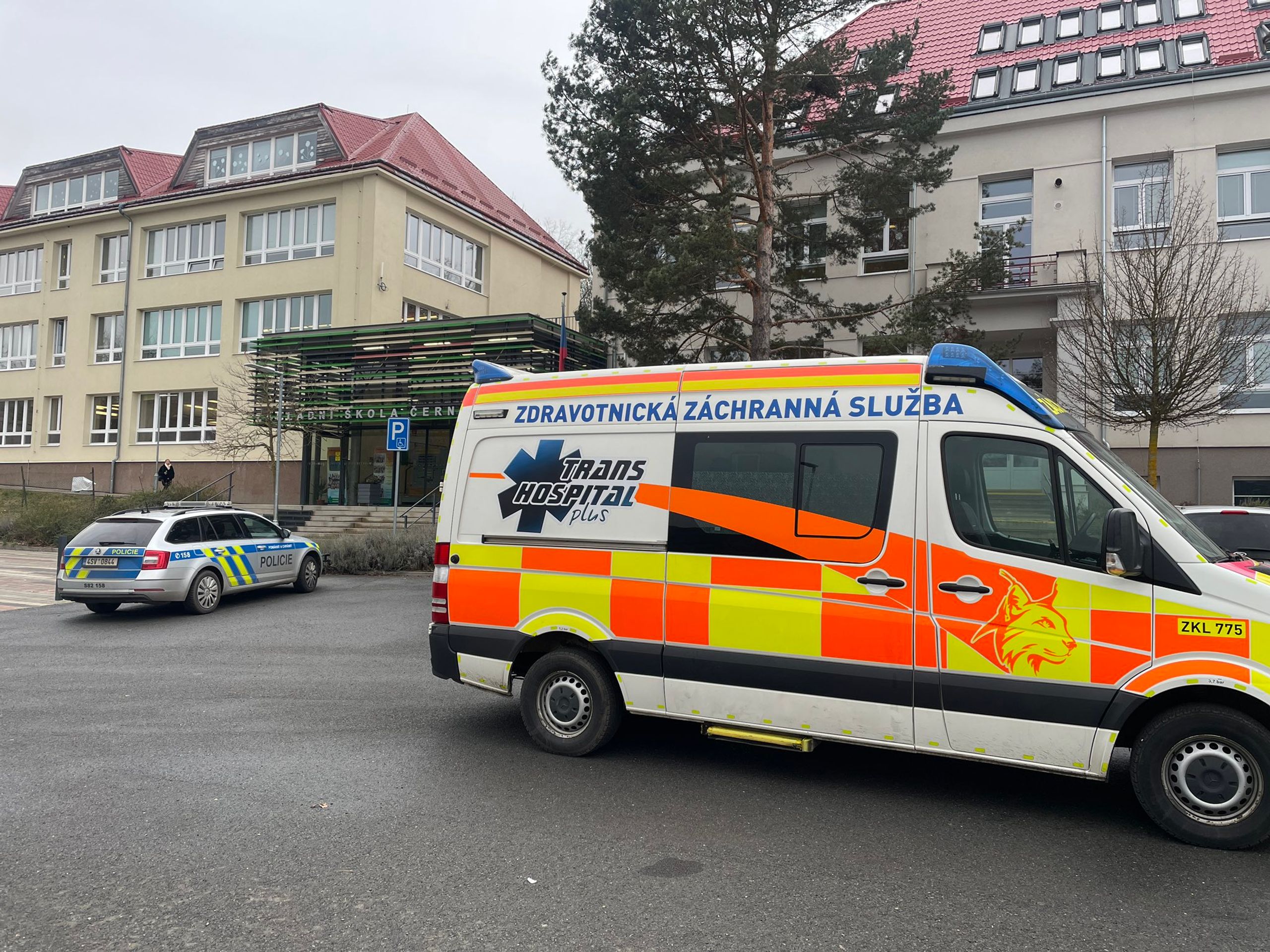 Zásah policie na základní škole v Černošicích - Zásah policie na základní škole v Černošicích (4/4)