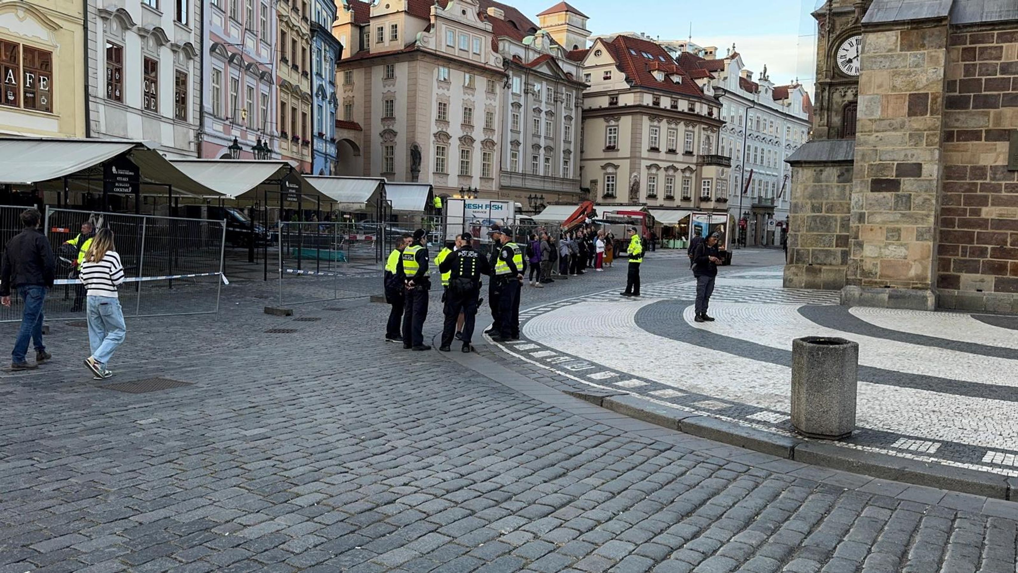 Na Staromáku probíhá demontáž nelegálních předzahrádek (6) - Na Staromáku probíhá demontáž nelegálních předzahrádek (7/10)