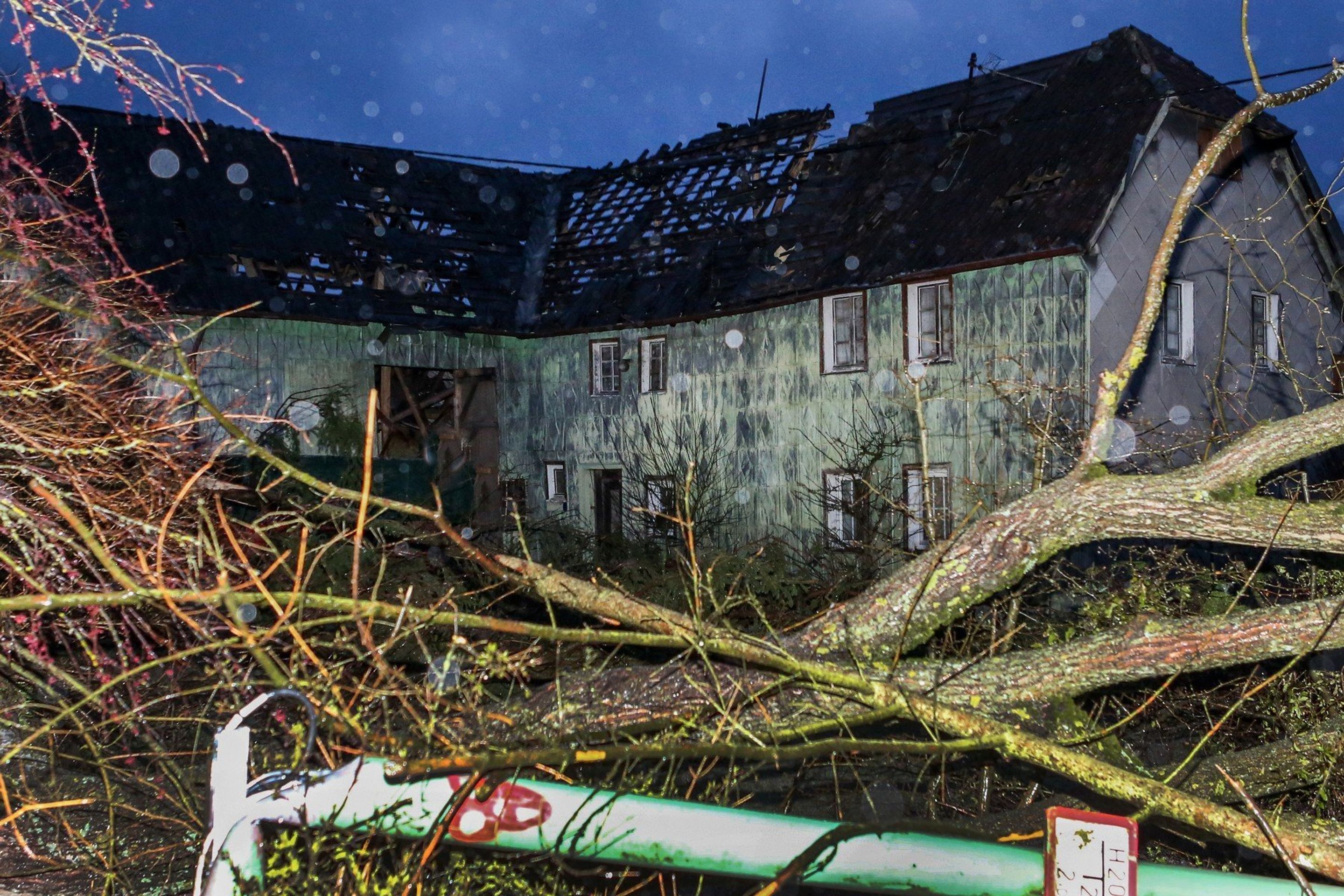 Německým městem se prohnalo tornádo - 3 - GALERIE: Německé město zpustošilo tornádo (2/5)