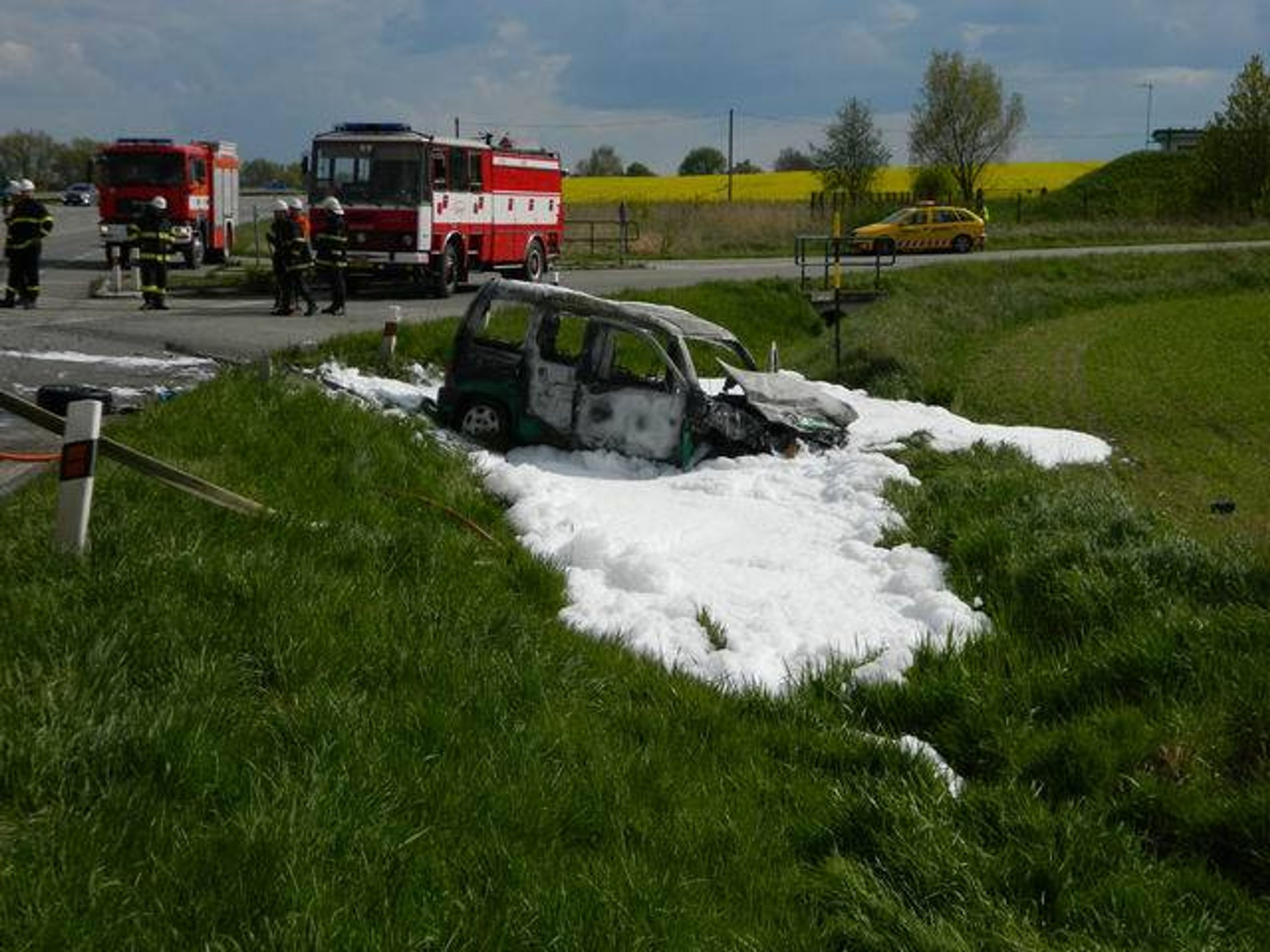 Auto po nehodě totálně shořelo - GALERIE: Auto po nehodě totálně SHOŘELO, pro zraněné přiletěl vrtulník (3/4)