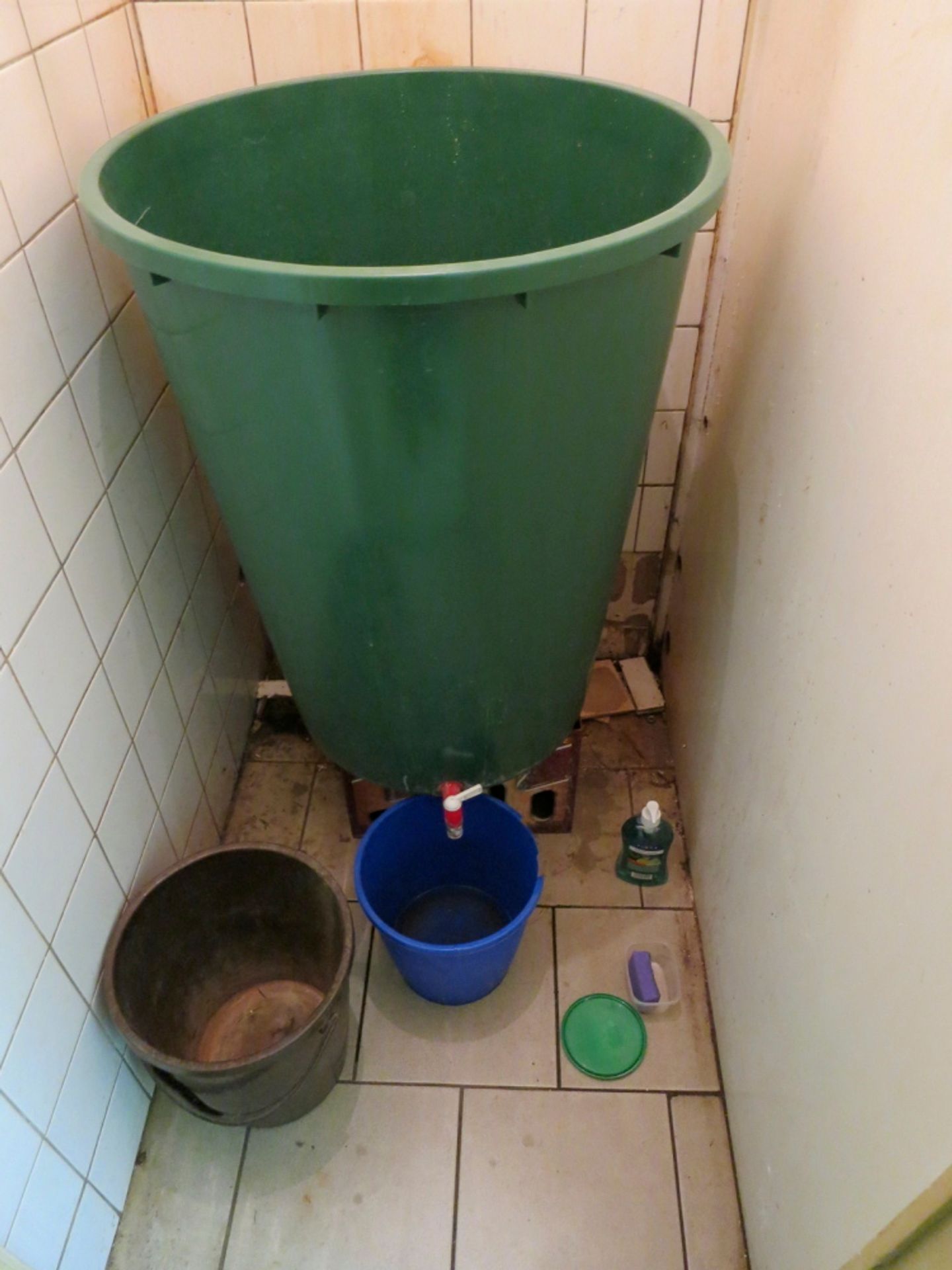 SZPI uzavřela prodej potravin na čerpací stanici MOL - 1 - GALERIE: SZPI uzavřela prodej potravin na čerpací stanici MOL (1/5)