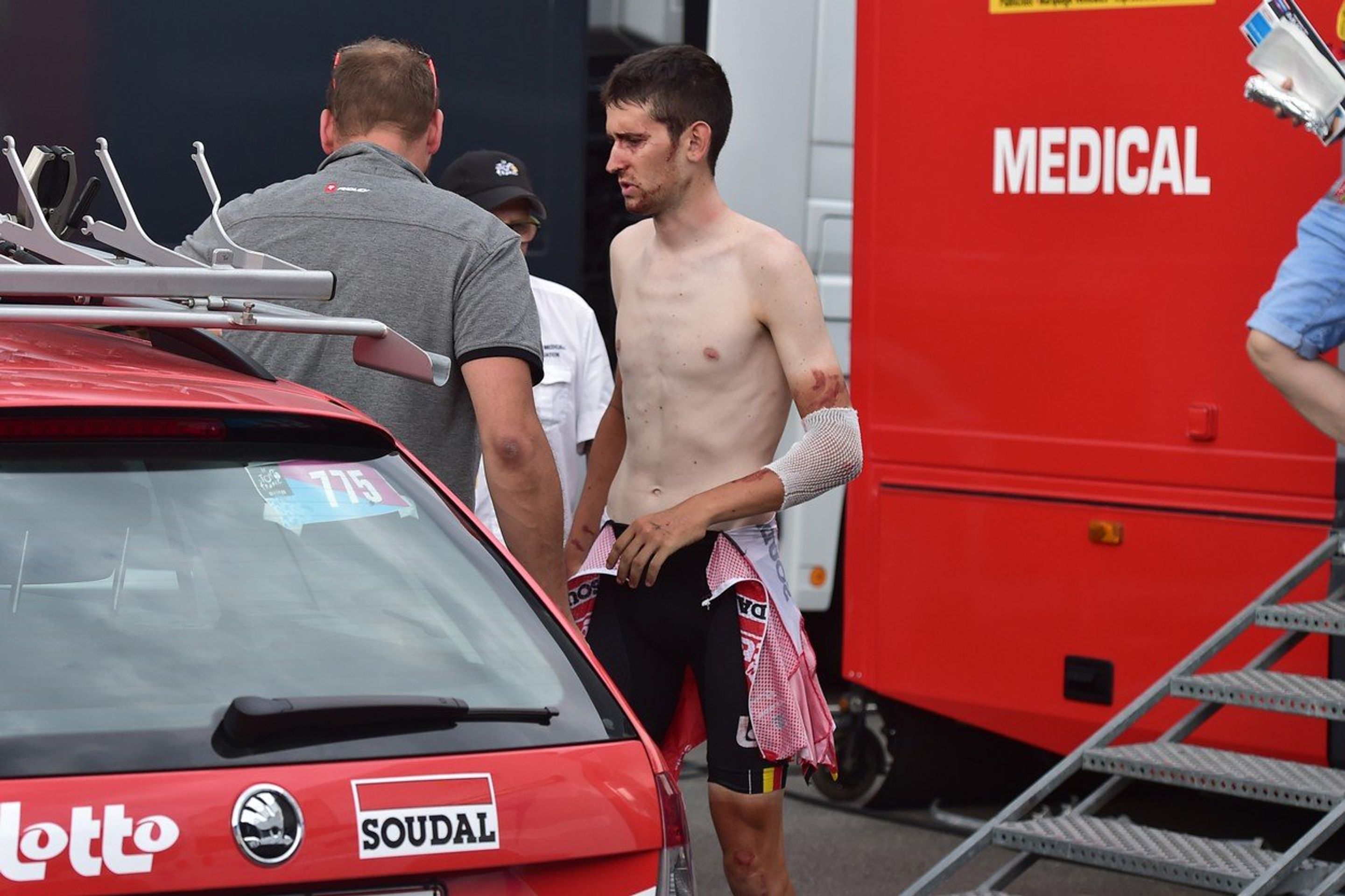 Tiesj Benoot - GALERIE: Belgický cyklista dokončil etapu na Tour celý od krve (3/4)