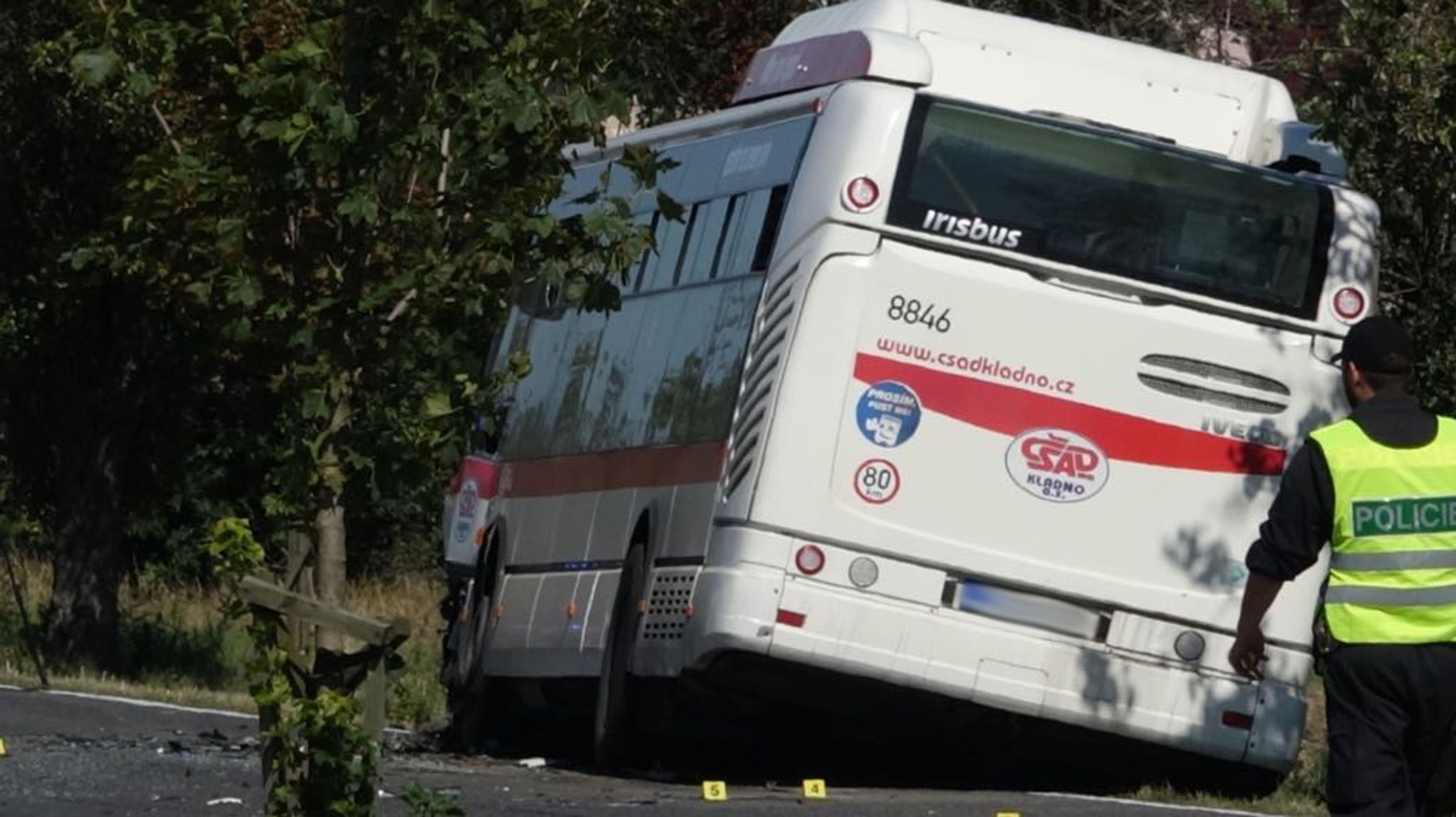 Nehoda linkového autobusu a osobního auta u Prahy - 4 - GALERIE: Nehoda linkového autobusu a osobního auta u Prahy (4/6)