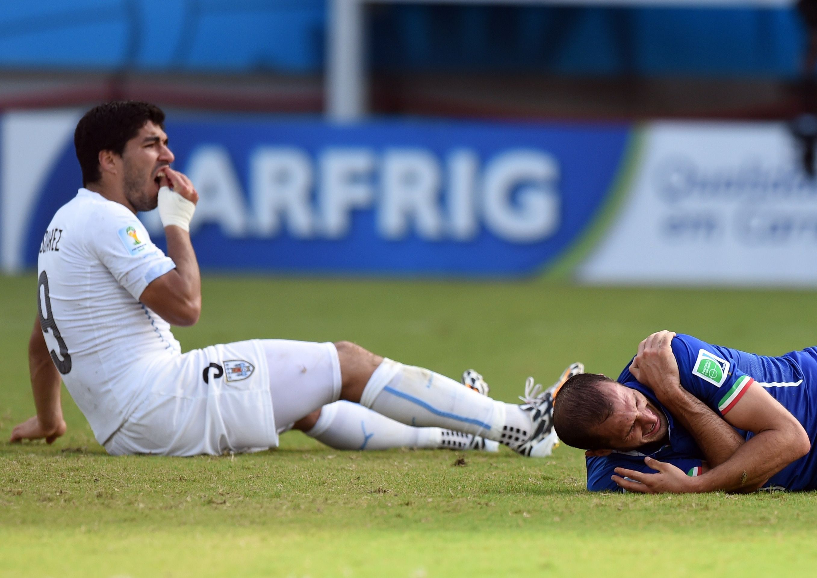 Suarez a jeho akce - 1 - Suarez šokoval celý svět (4/8)