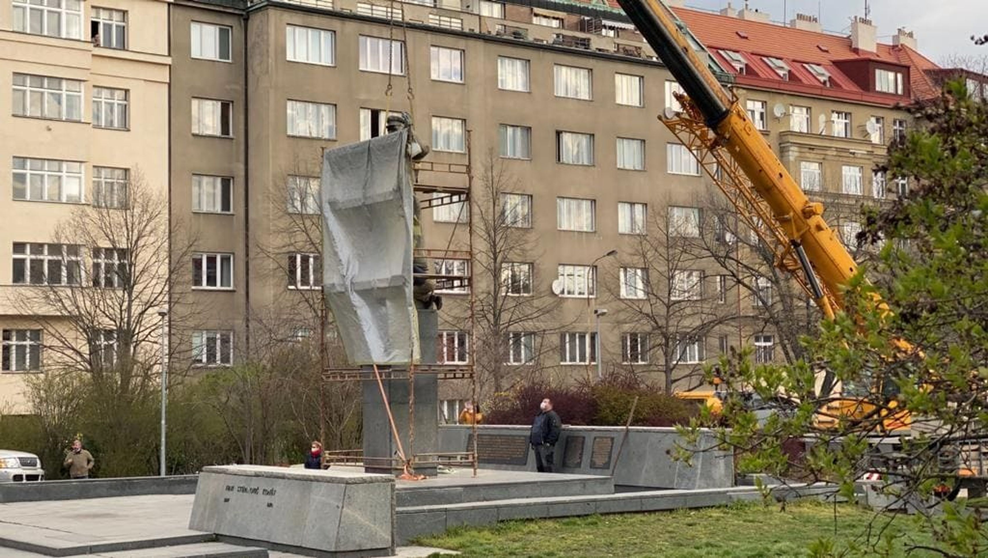 Odstranění pomníku maršála Koněva - 6 - GALERIE: Odstranění sochy maršála Koněva (6/14)