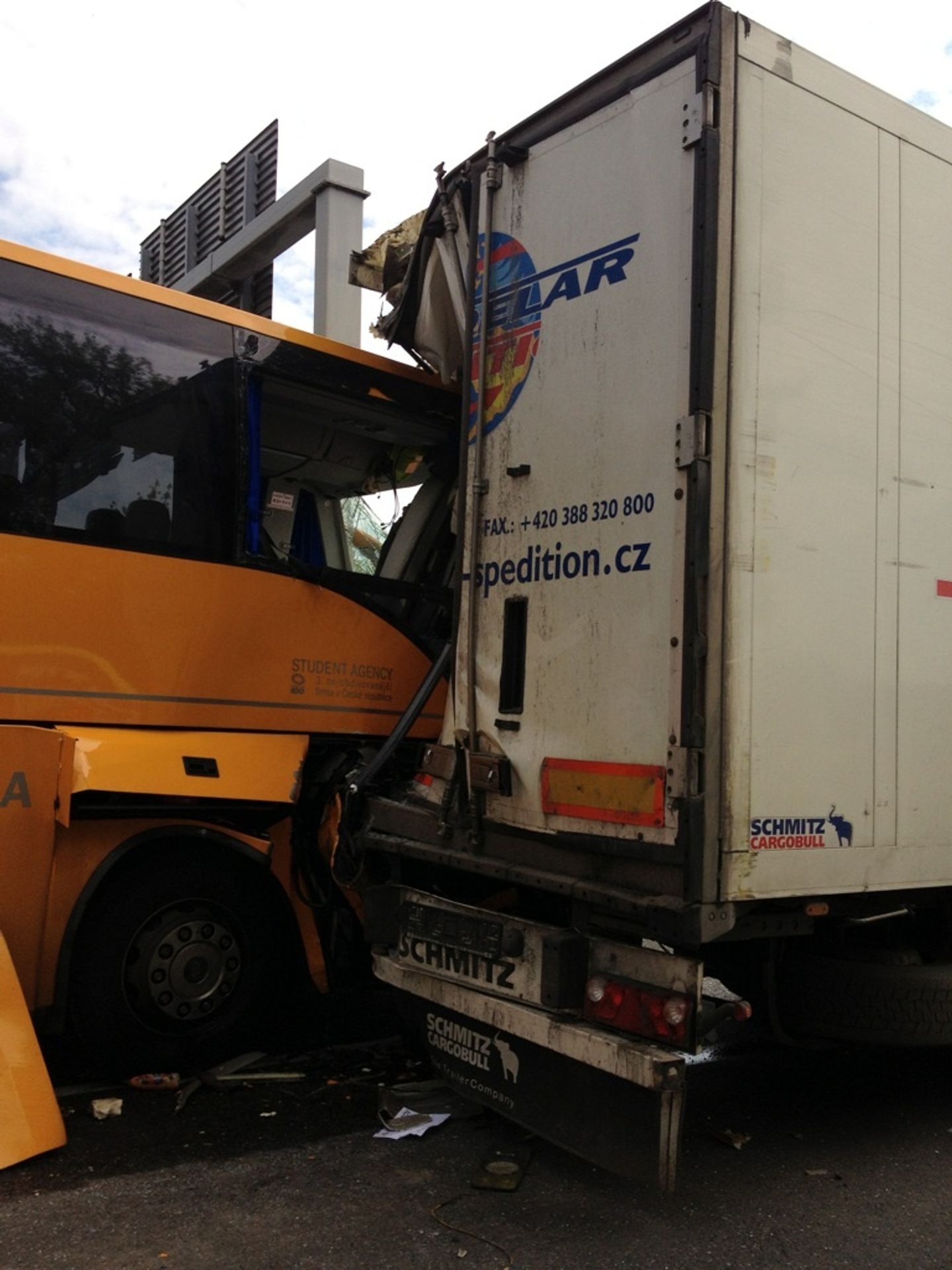 Srážka autobusu Student Agency s kamionem - 3 - GALERIE: Nehoda autobusu Student agency a kamionu (6/6)