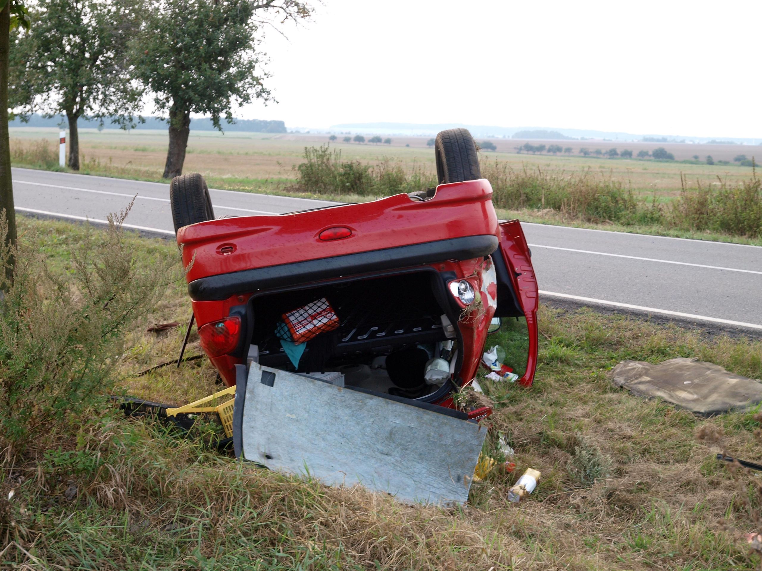 zdemolované auto 3 - Řidička narazila do stromu, ze zdemolovaného auta utekla pryč (3/5)